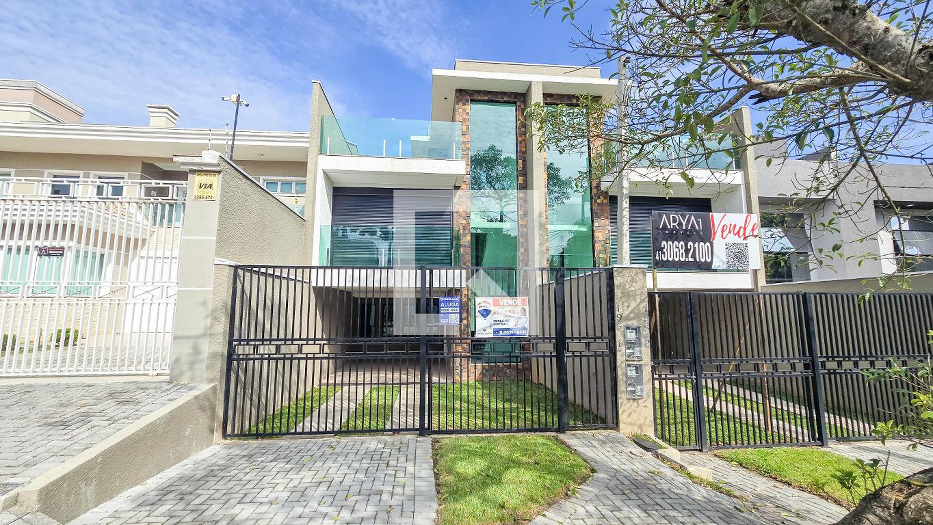 Fachada Condomínio em Rua Hermenegildo de Lara, 115