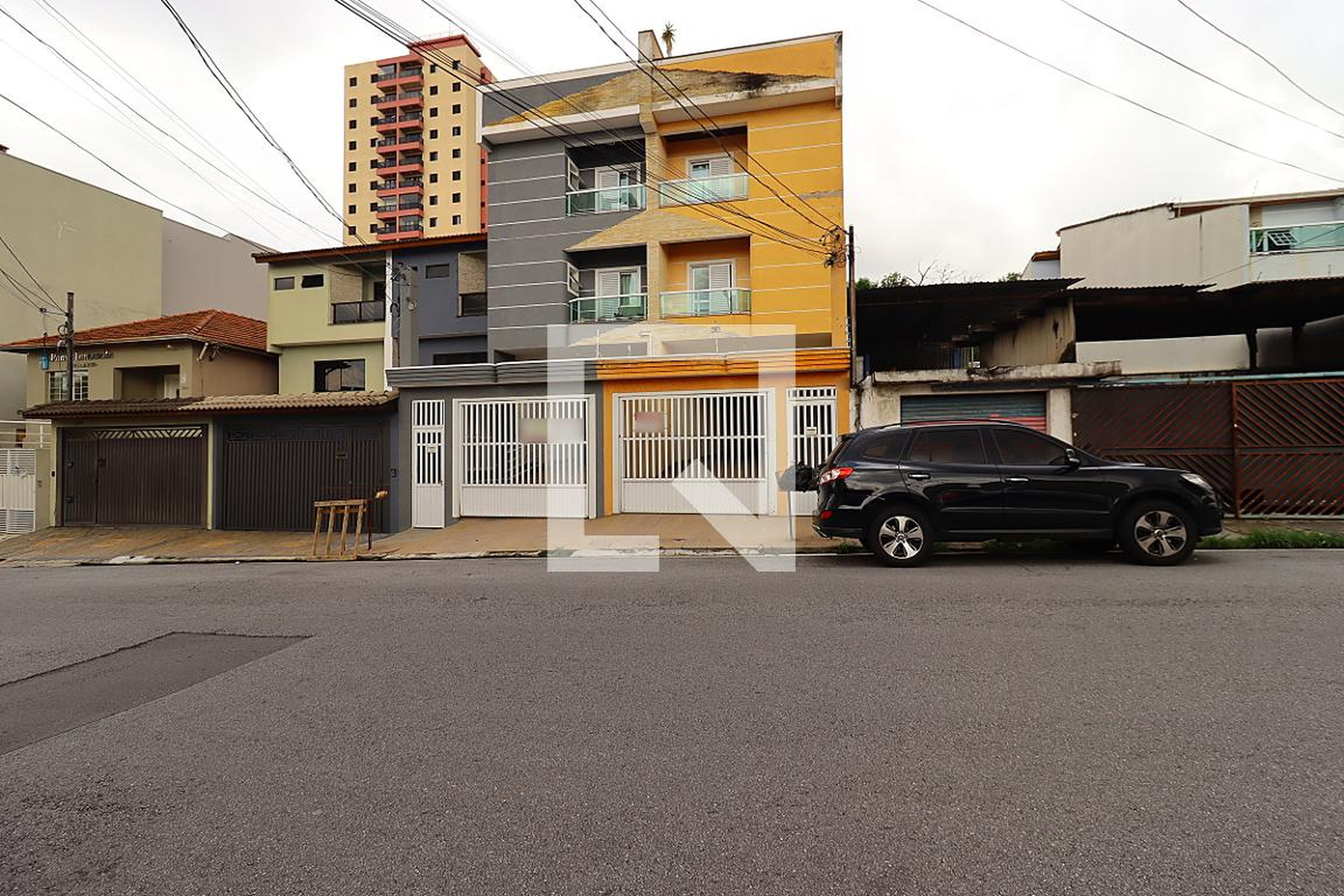 Fachada Condomínio em Rua Arujá, 728