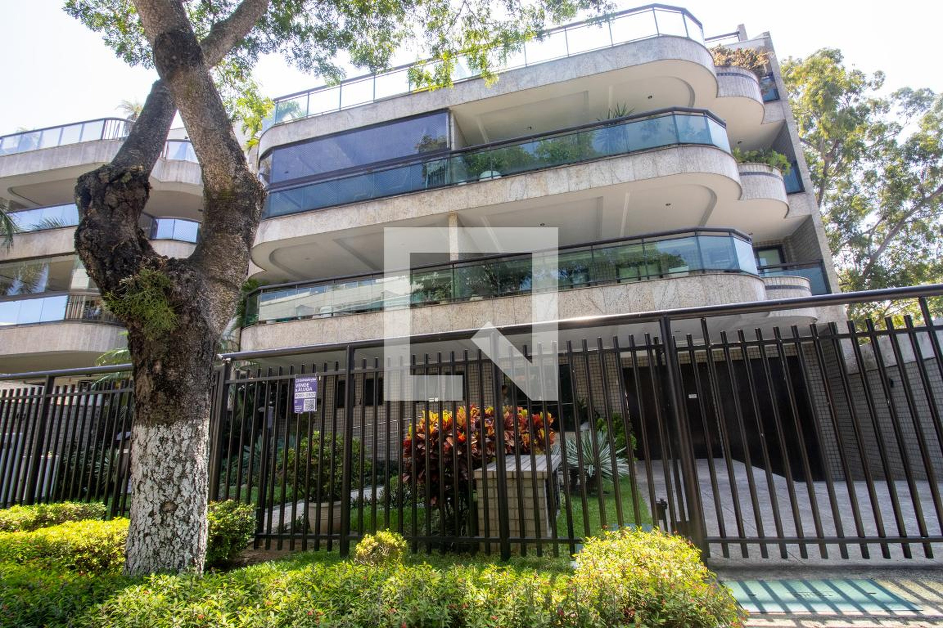 Fachada Condomínio em Rua Venâncio Veloso, 699