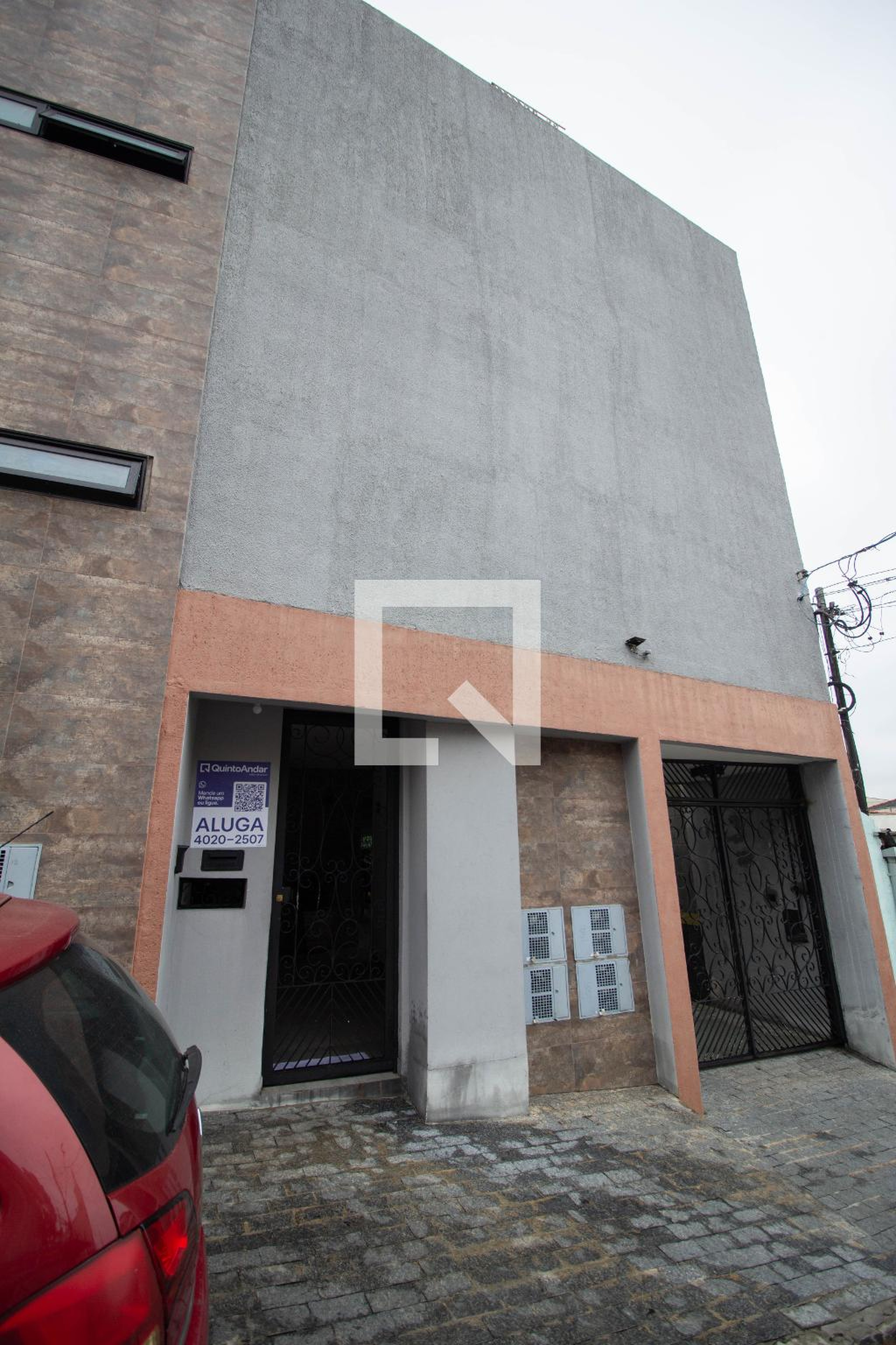 Fachada Condomínio em Rua Alice Garcia Vega, 81