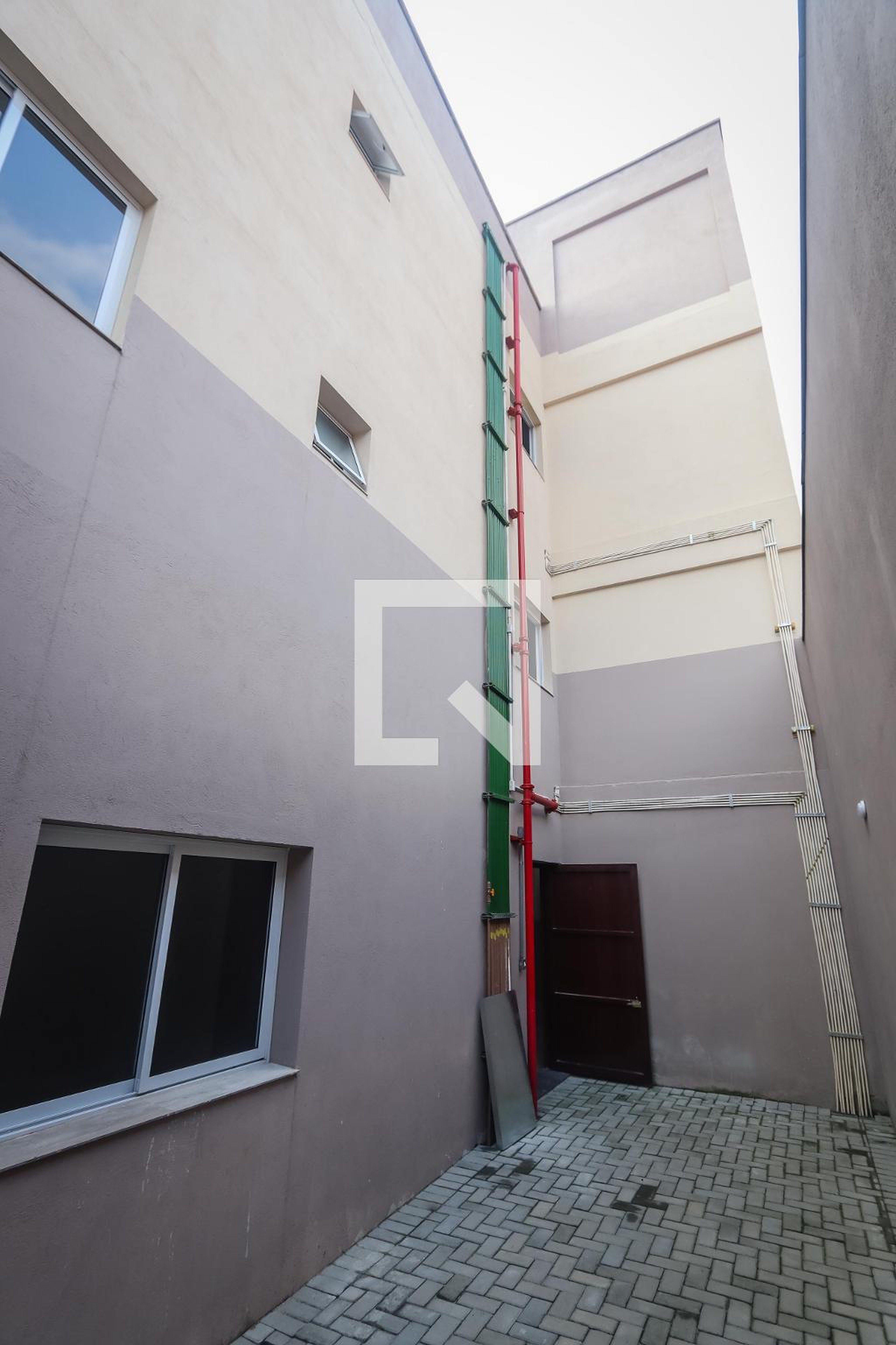 Predio Condomínio em Rua Vale da Macieira, 79