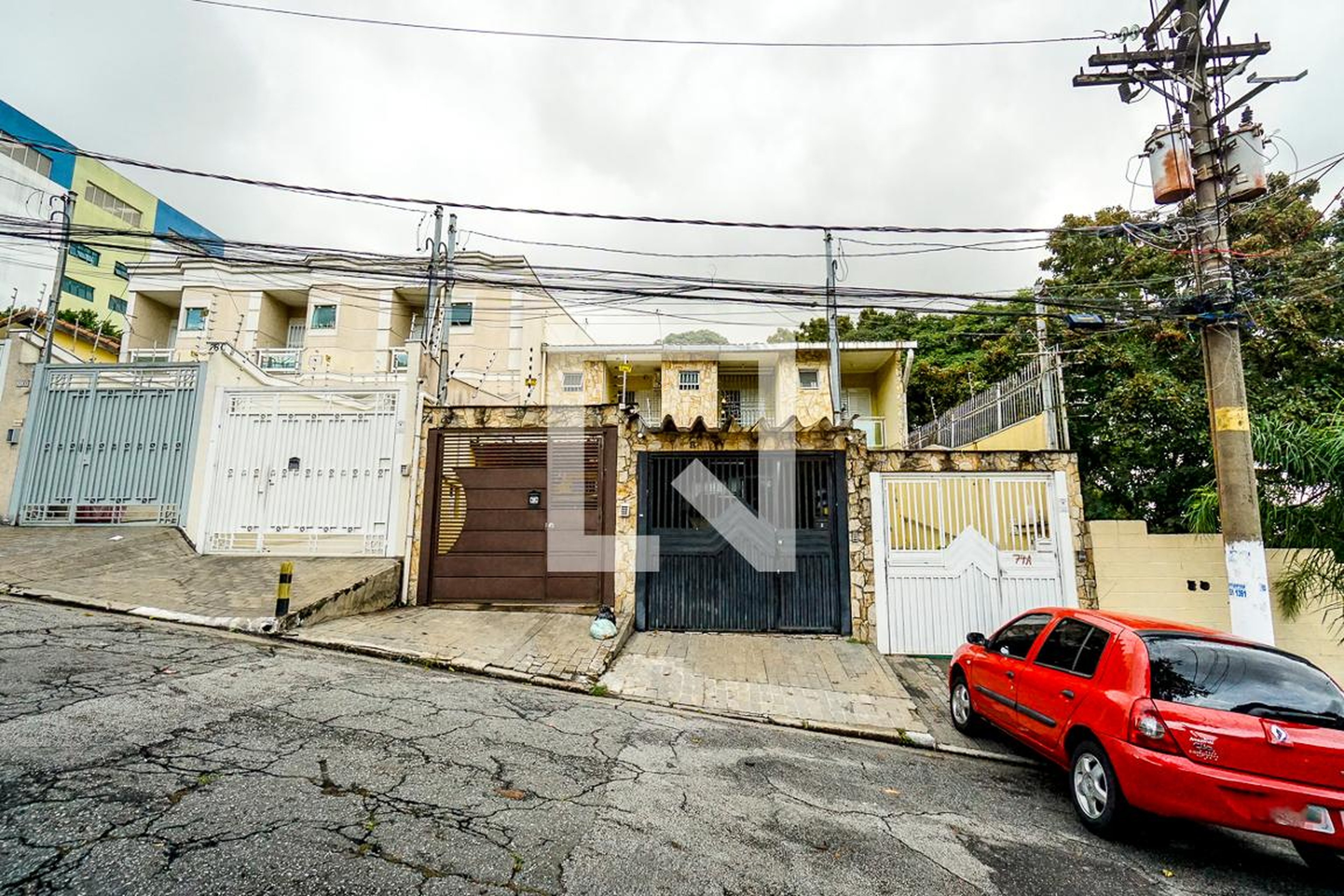 Fachada Condomínio em Rua Rodeio, 74