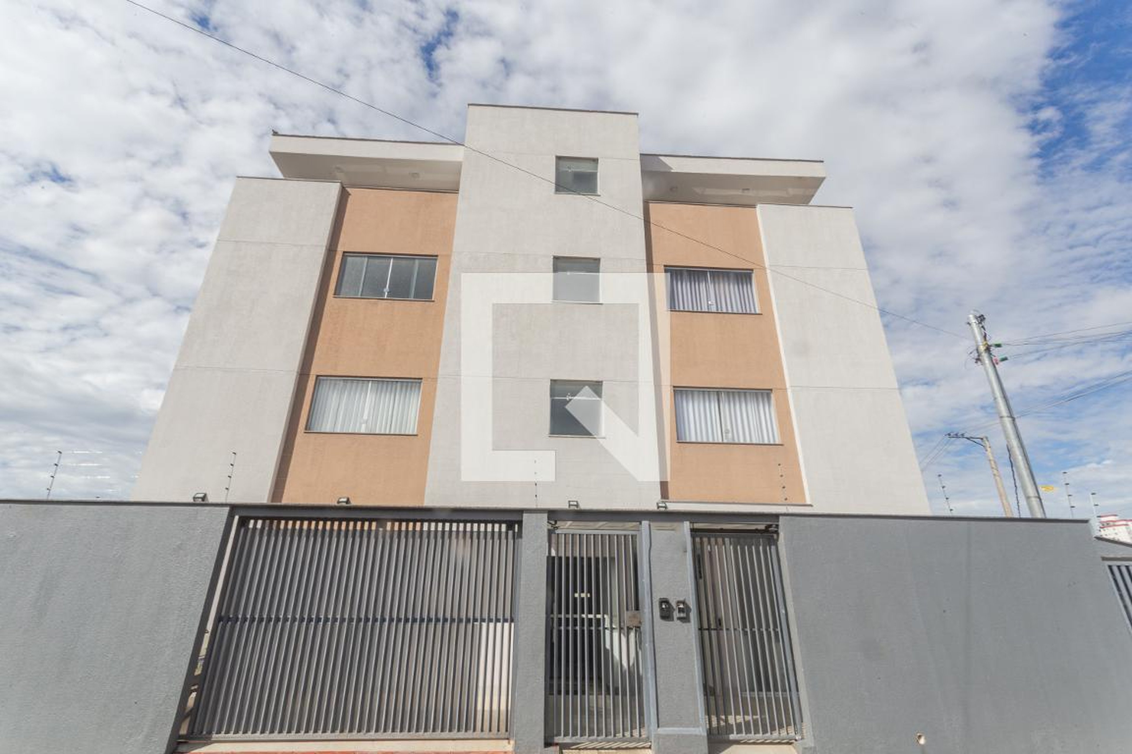 Fachada Condomínio em Rua Gararu, 38