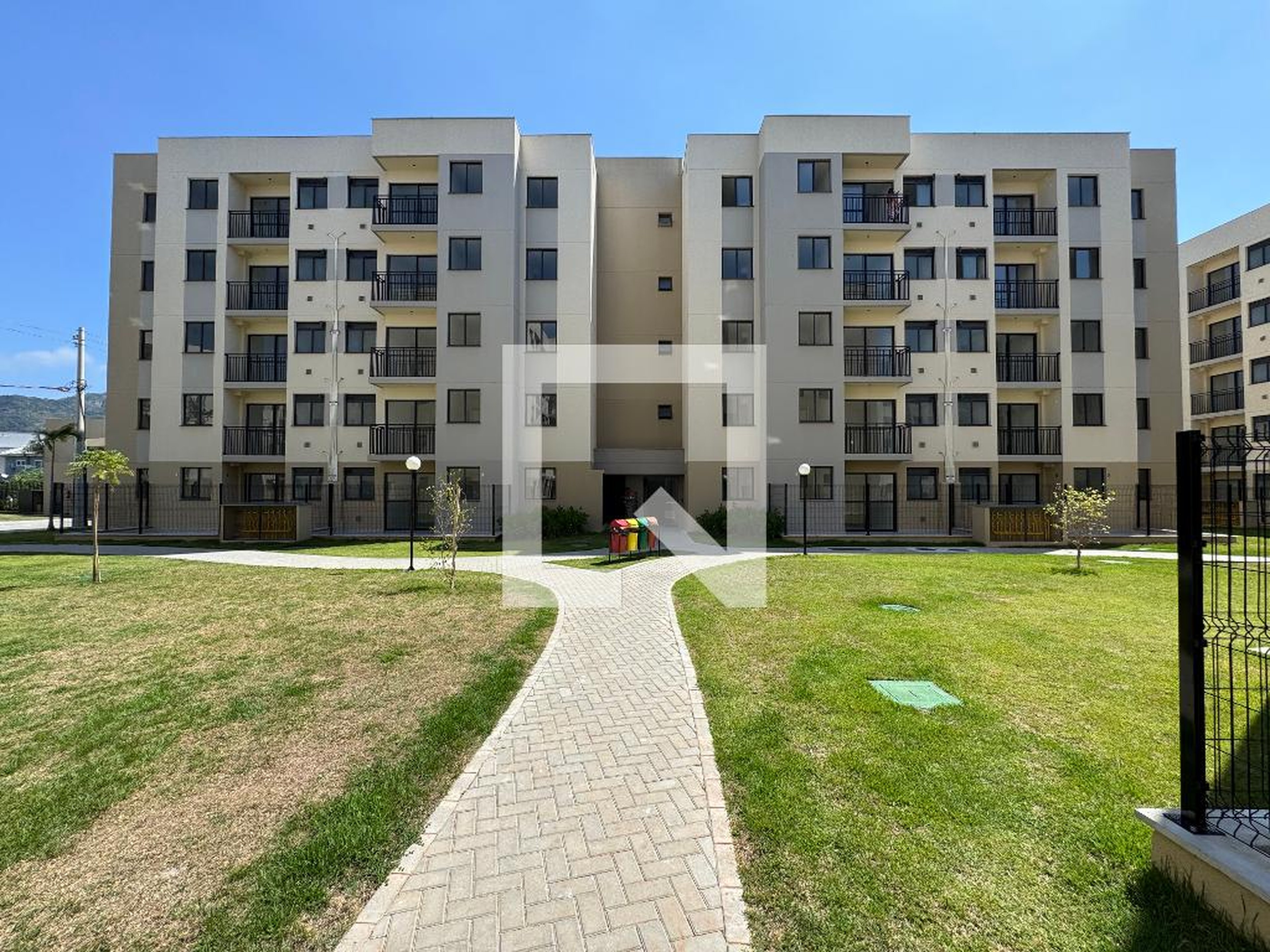 Fachada Condomínio em Rua Ana Maria Niemeyer, 650