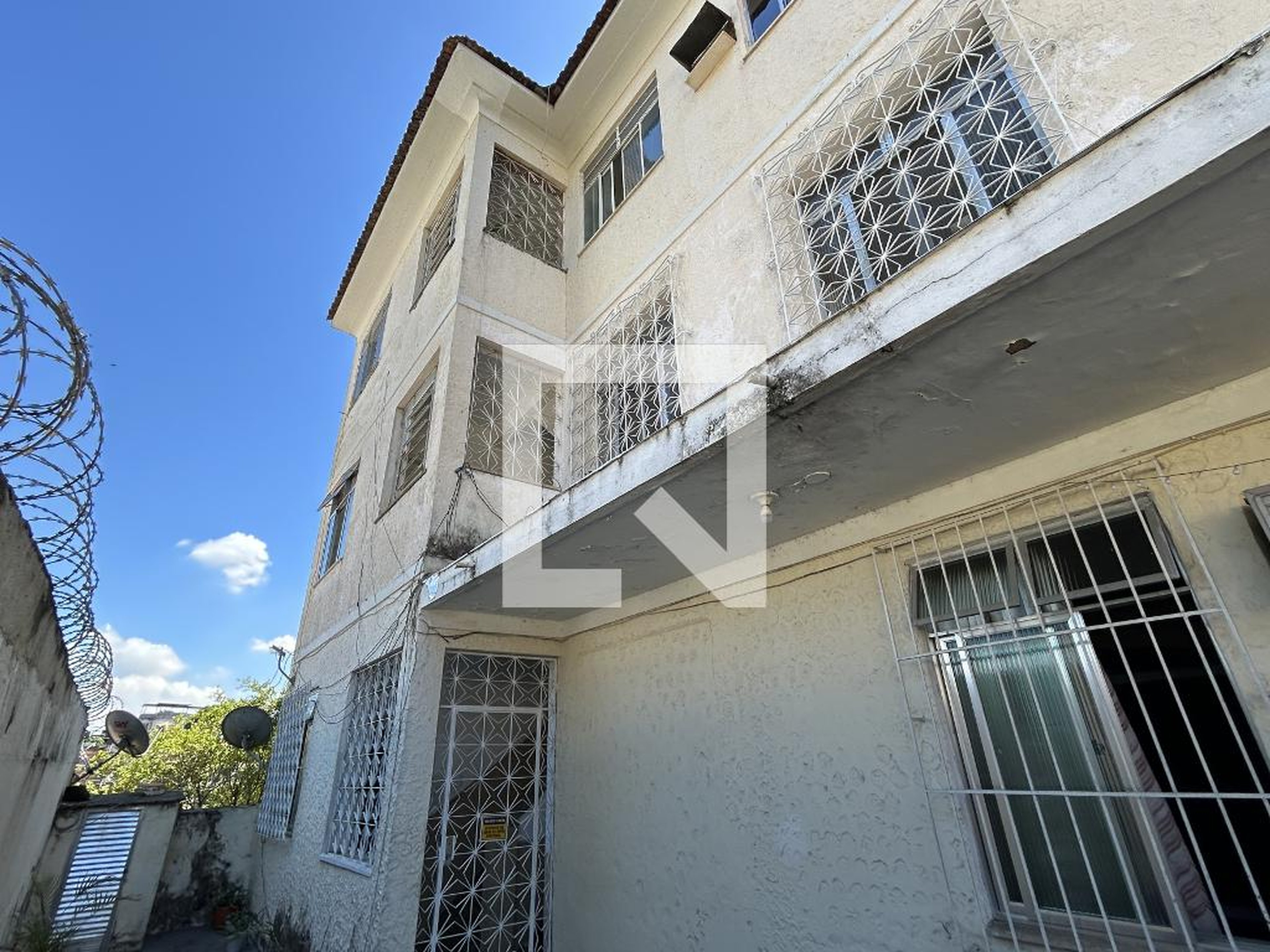 Fachada Condomínio em Rua Lourenço Ribeiro, 82