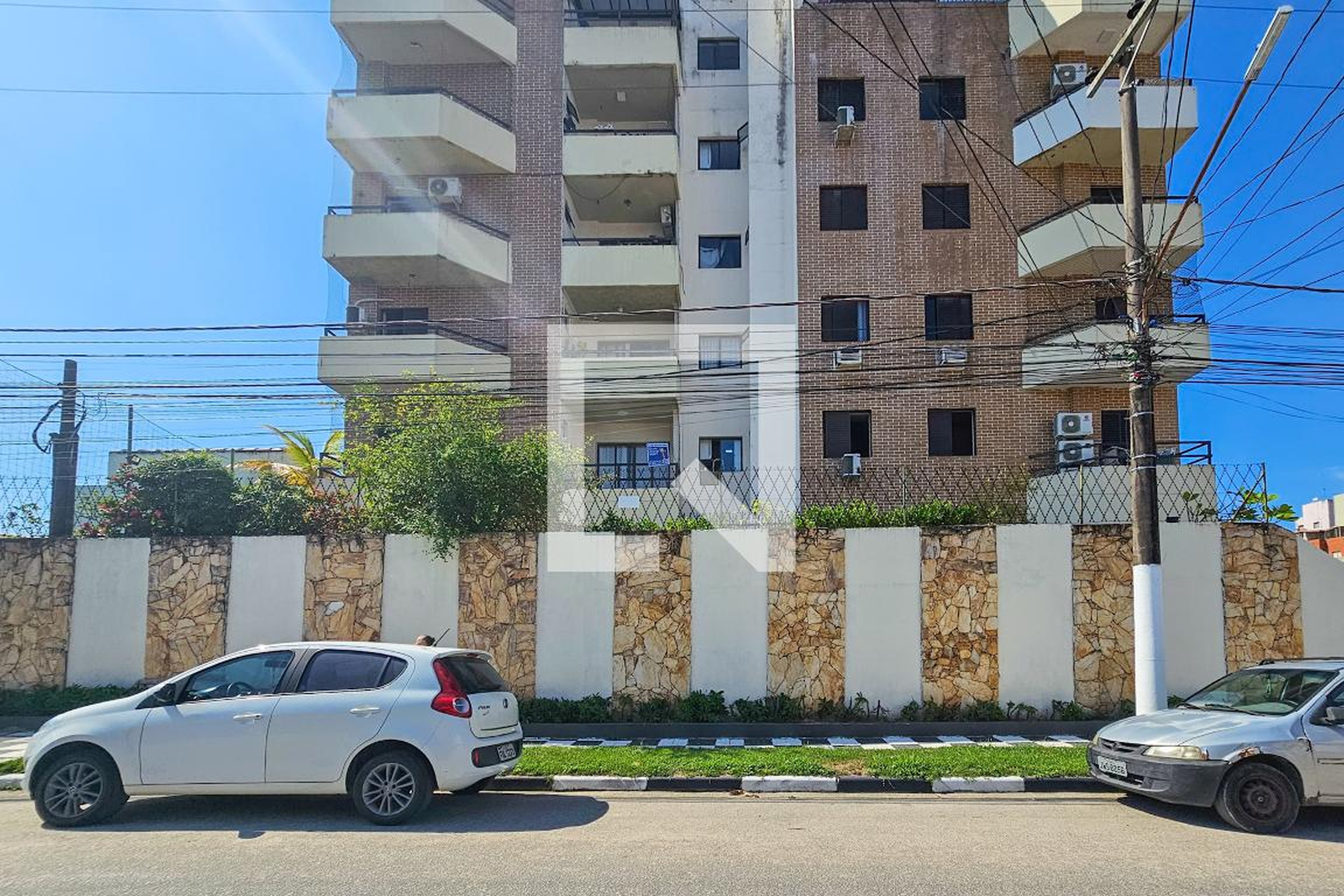 Fachada Condomínio em Rua Flávio Humberto Ribizzi, 635