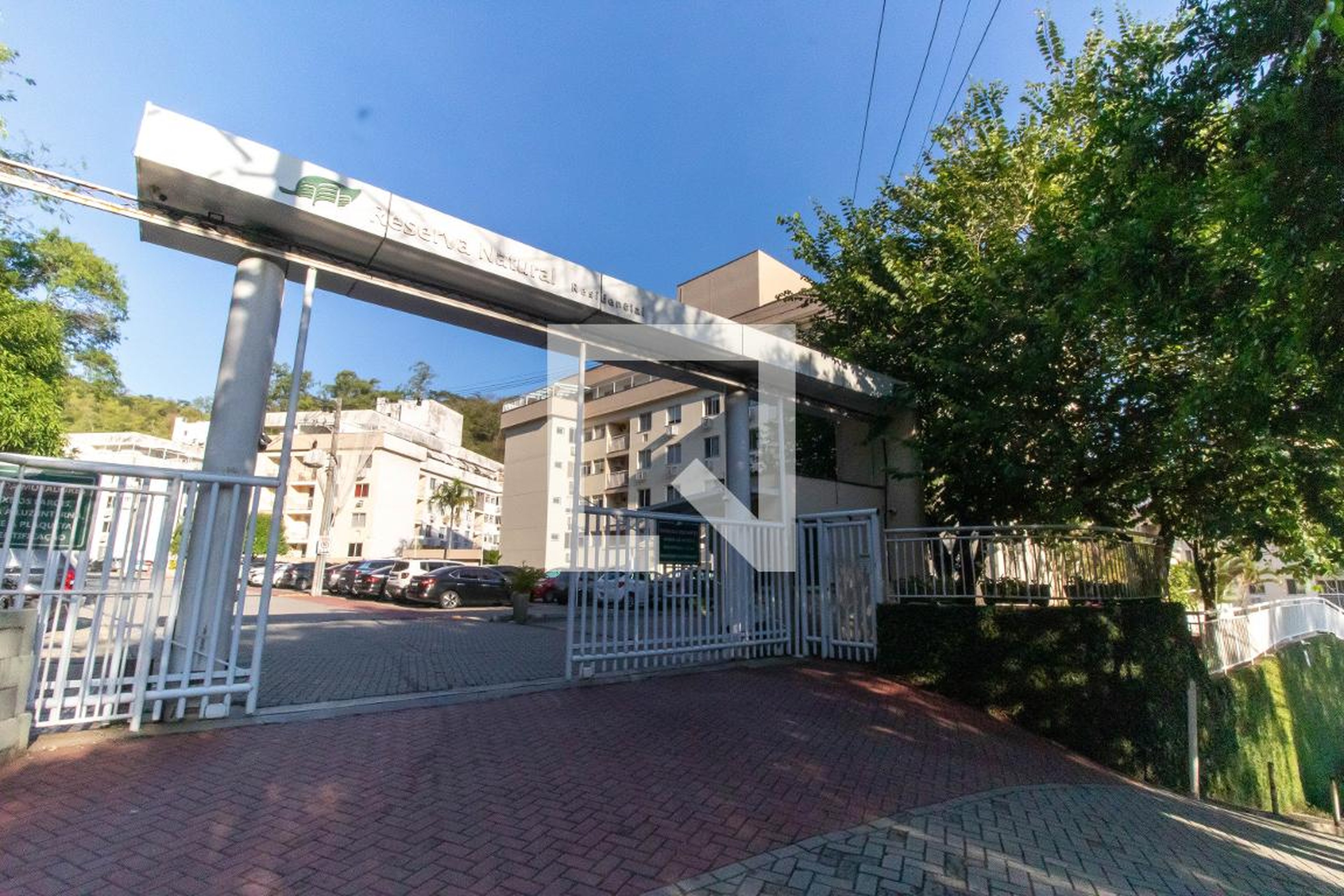 Fachada Condomínio em Estrada Engenheiro Pacheco de Carvalho, 350