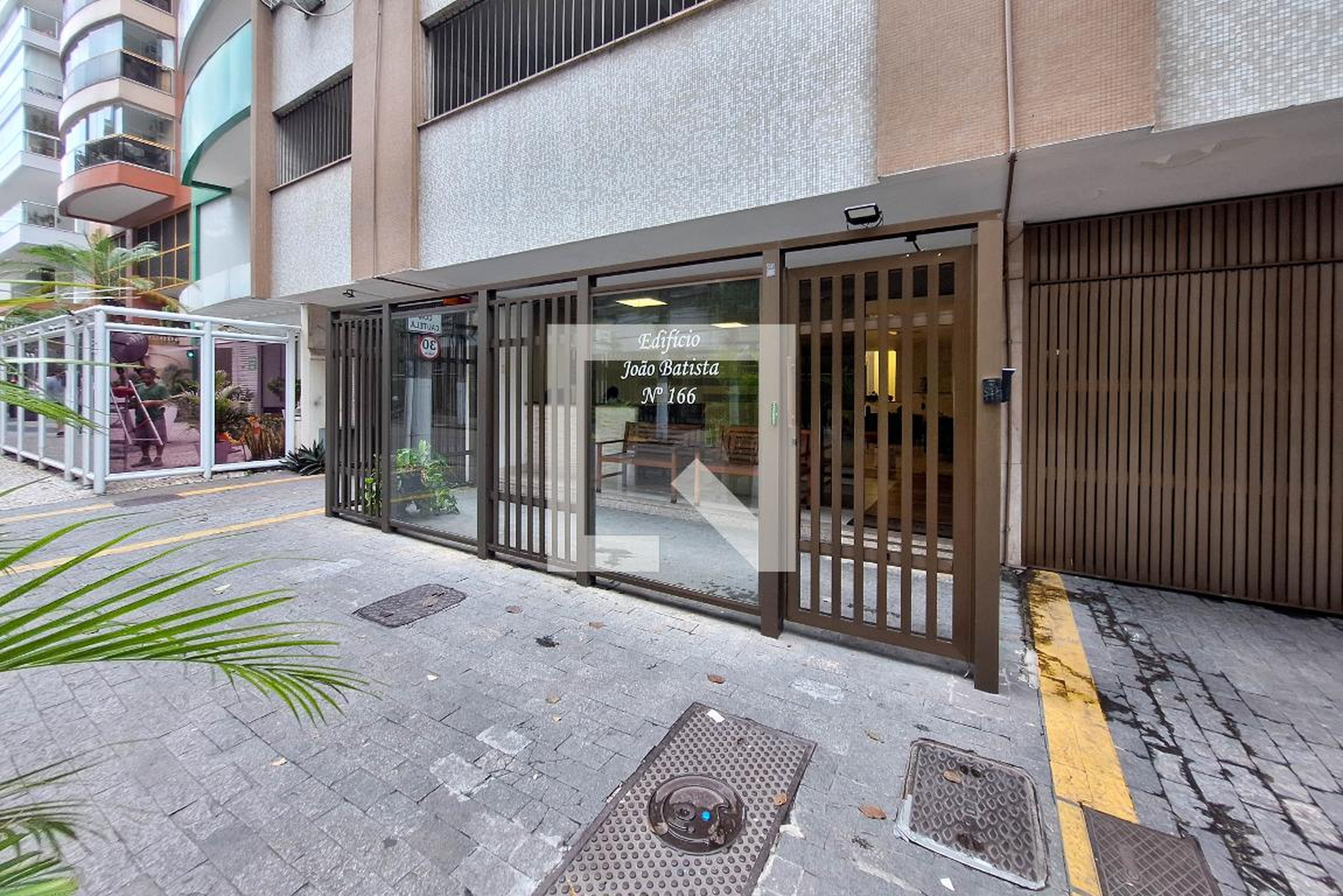 Fachada Condomínio em Rua Álvares de Azevedo, 166