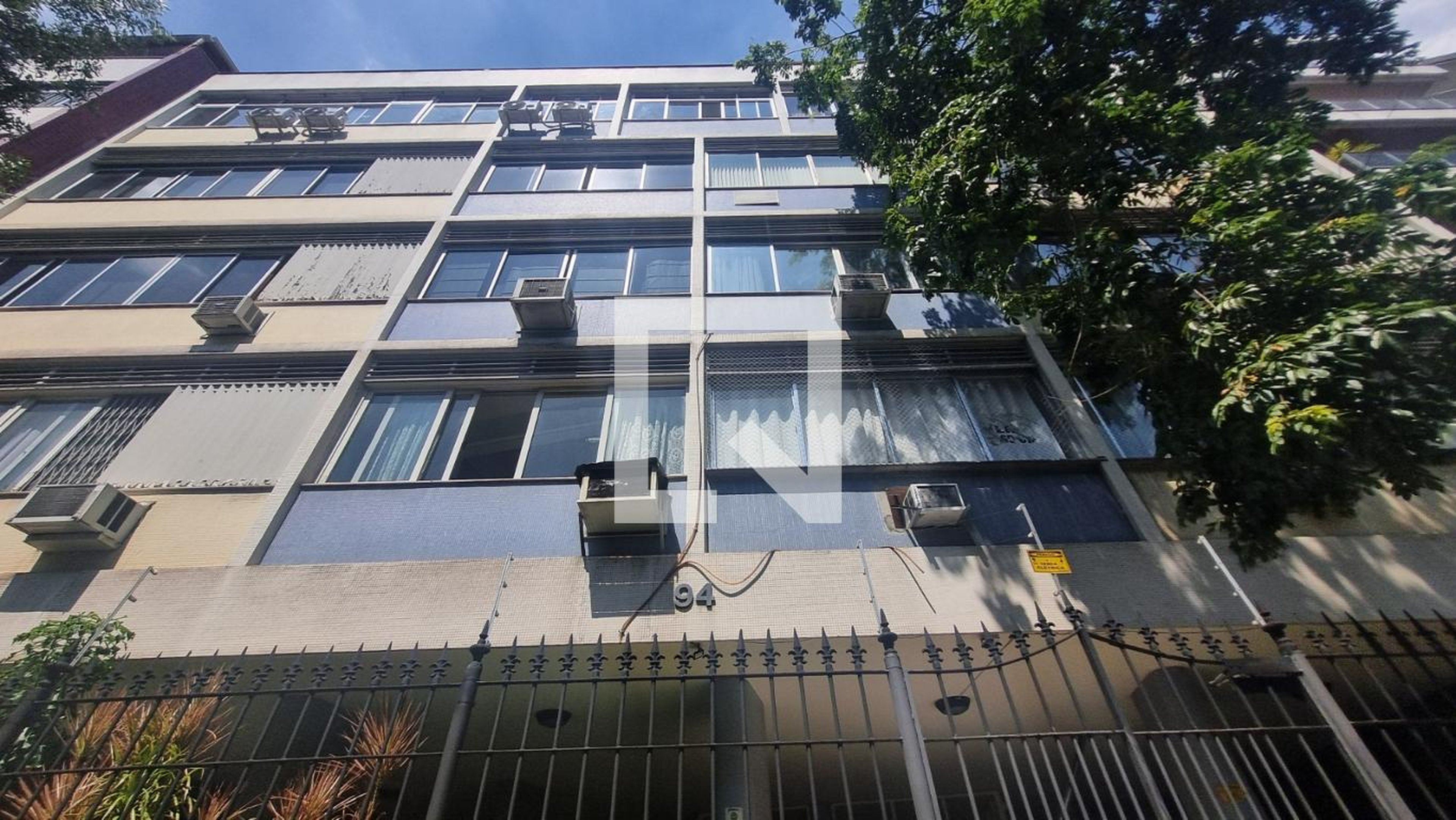 Fachada Condomínio em Rua Doutor Satamini, 94