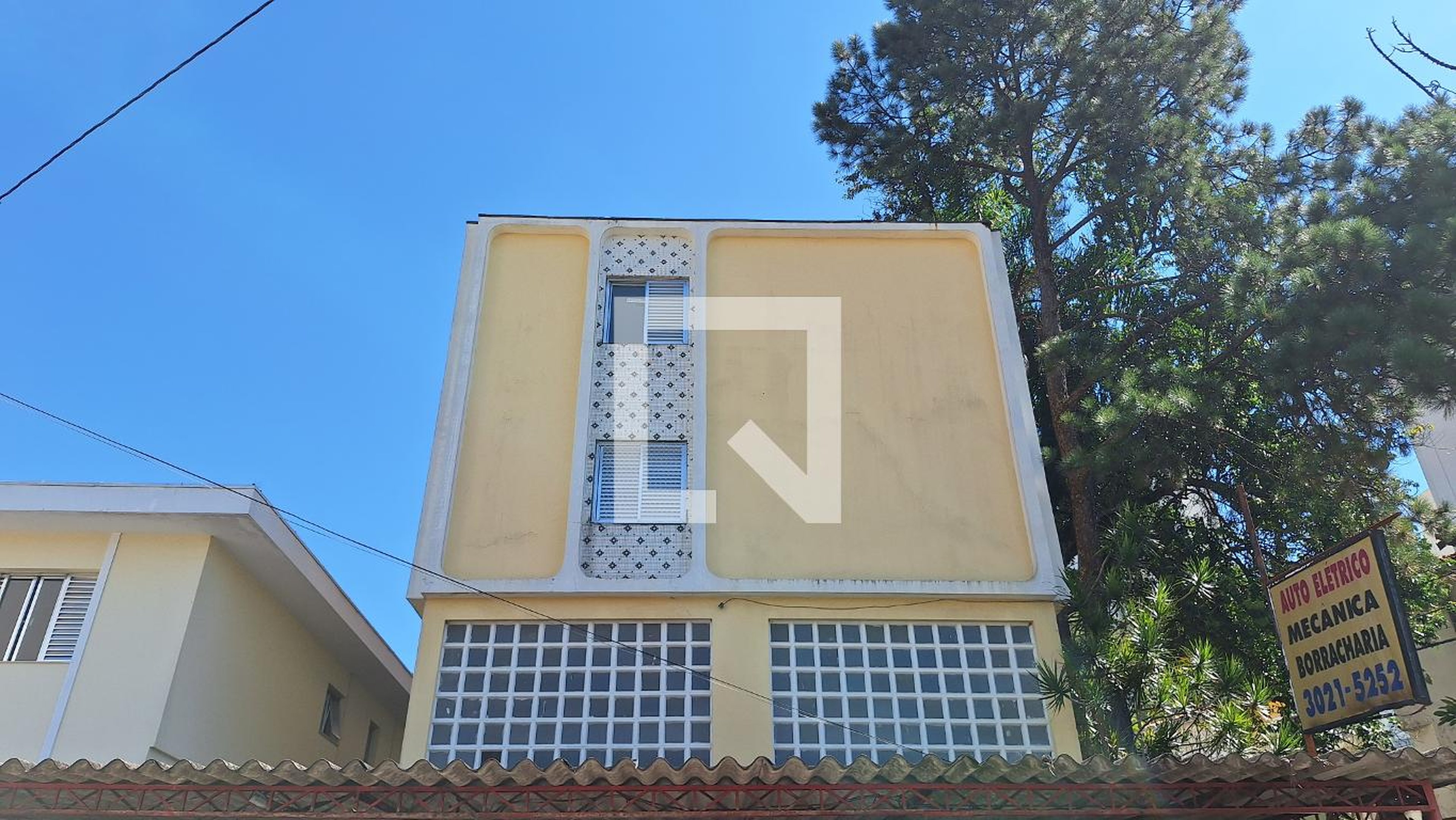 Fachada Condomínio em Rua Dom Leopoldo I, 320