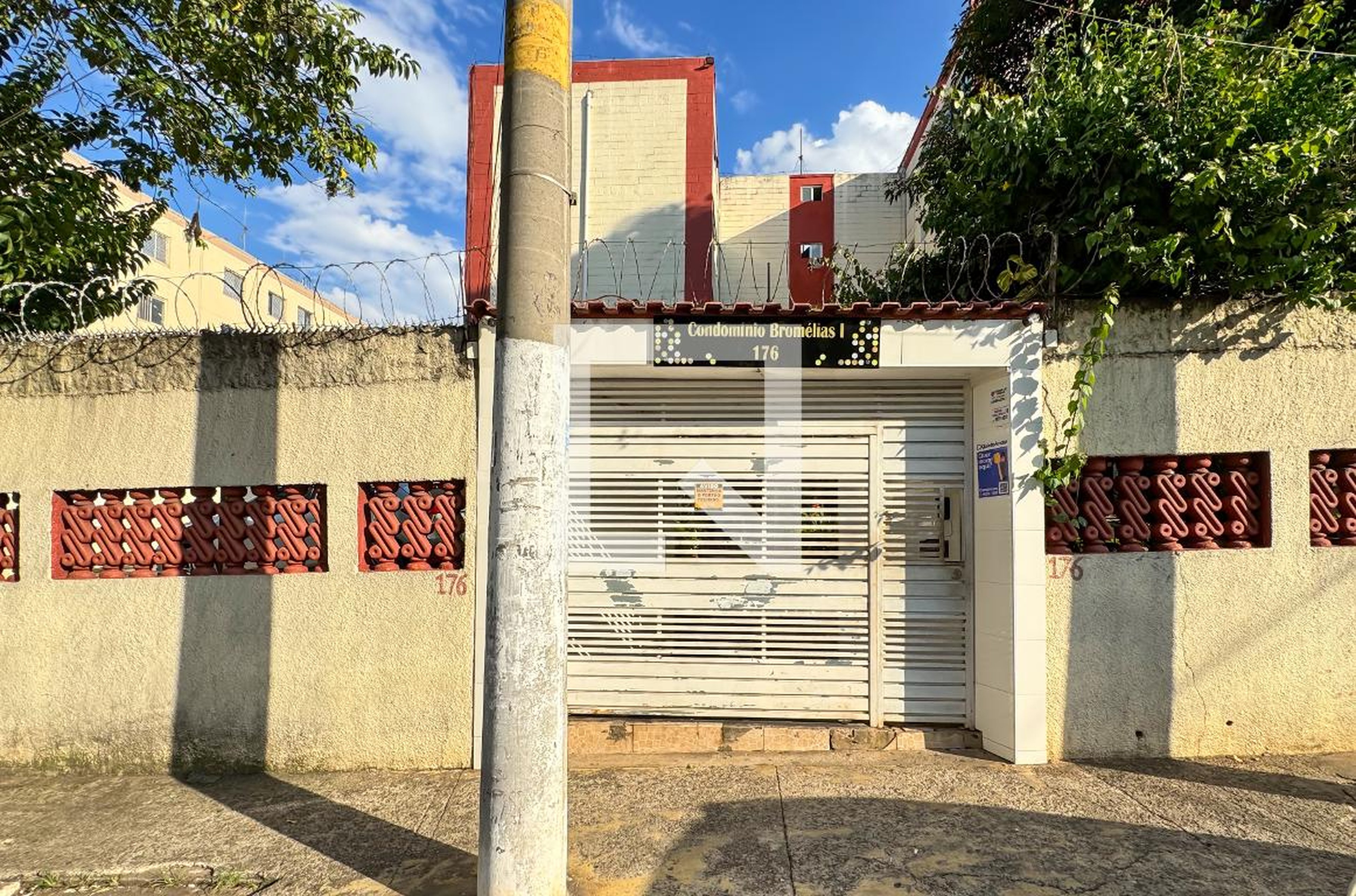 Fachada do Condomínio Condomínio Bromélias I