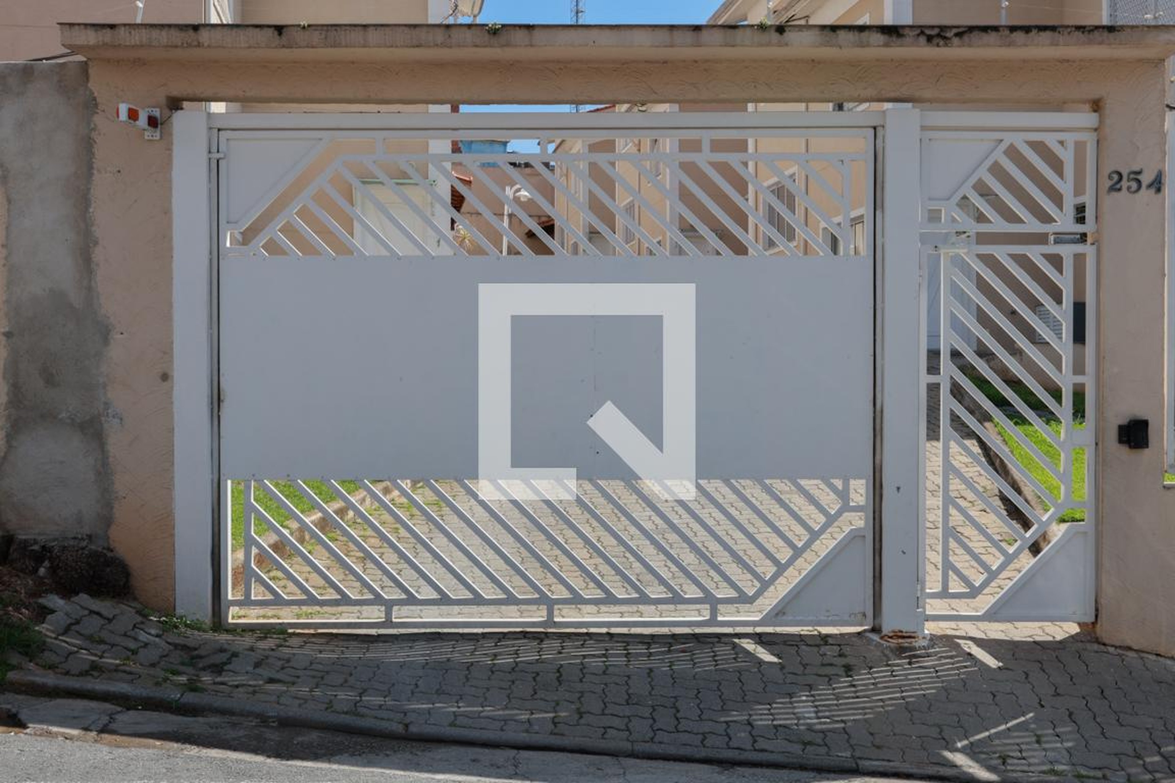 Fachada do condomínio Condomínio em Rua Jeni Klabin Segall, 254