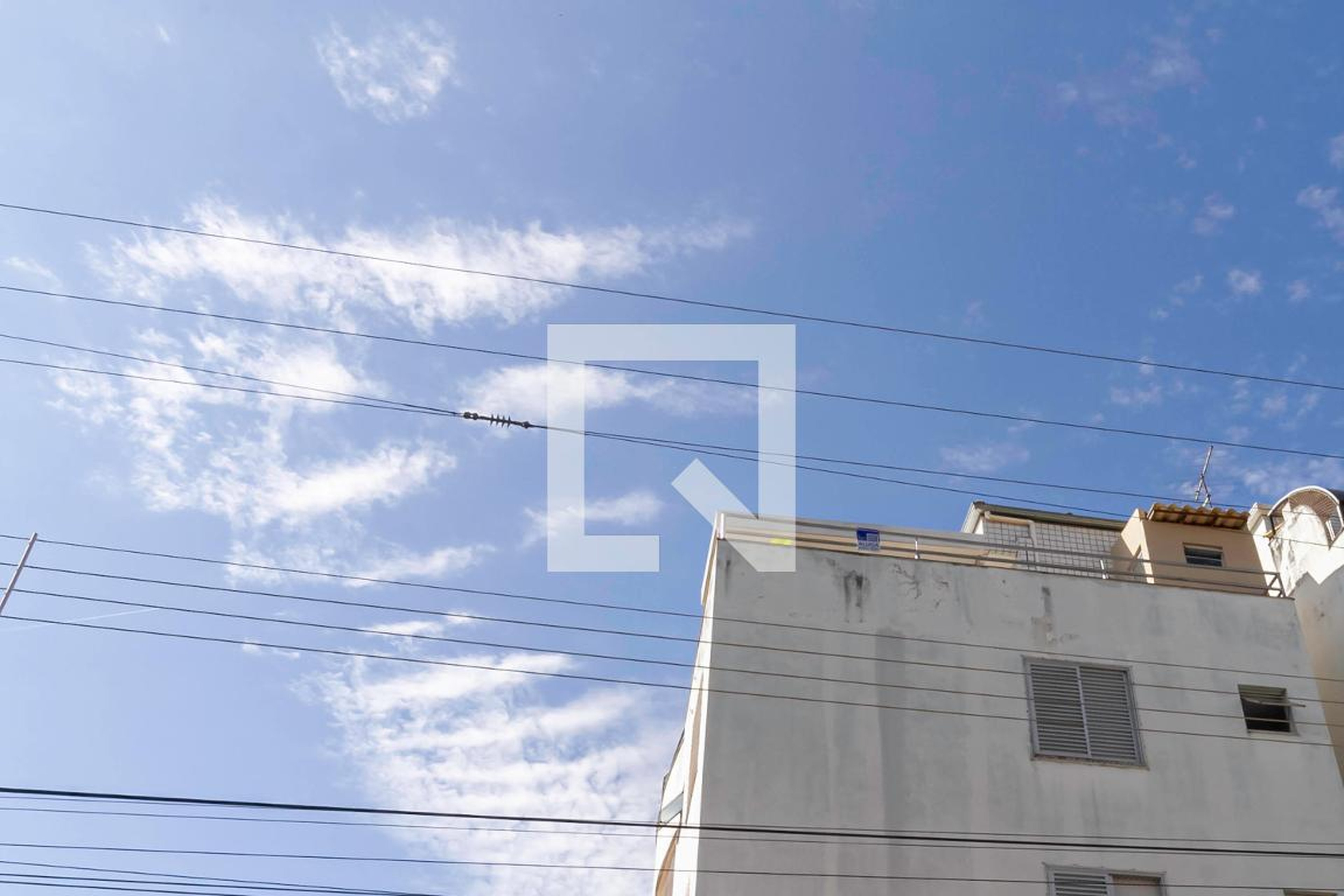 Fachada Condomínio em Rua Castelo de Faro, 70