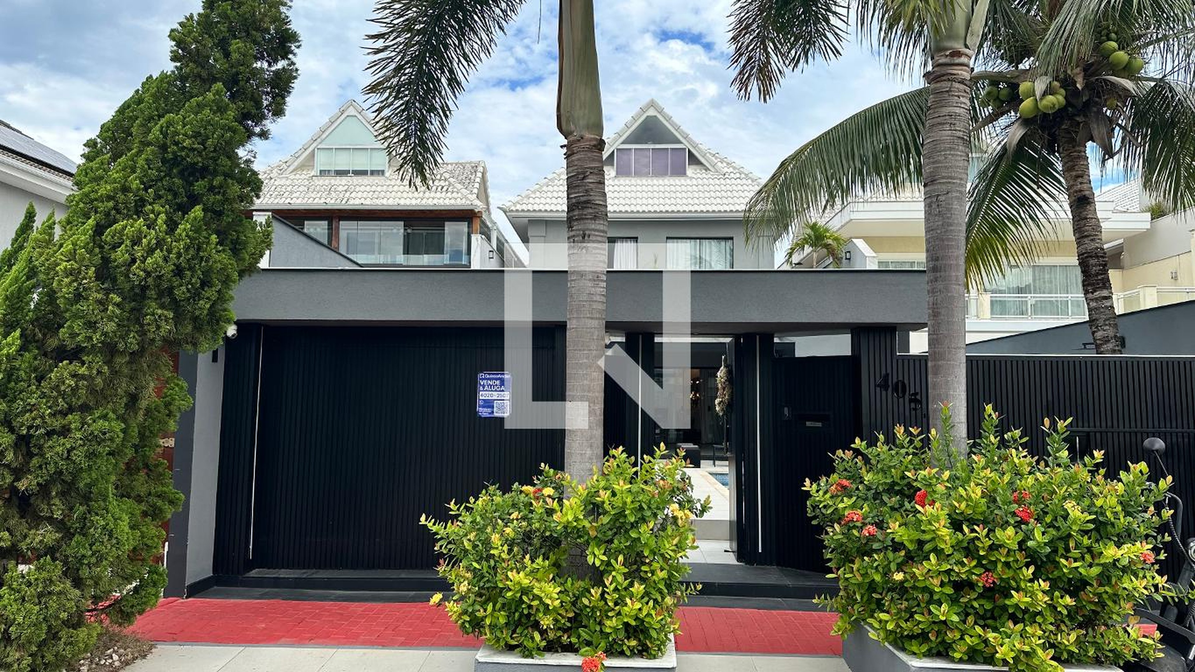 Fachada Condomínio em Rua Dina Sfat, 405