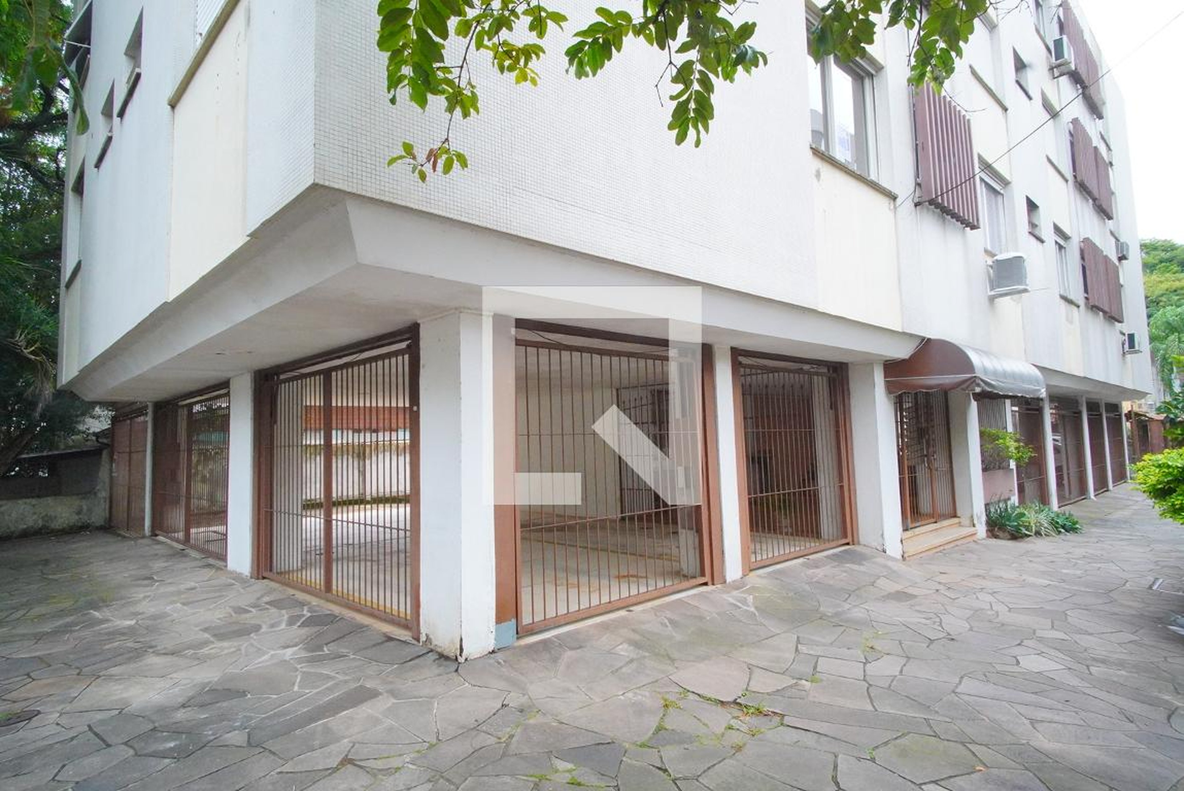 Fachada Condomínio em Rua General Couto de Magalhães, 2000