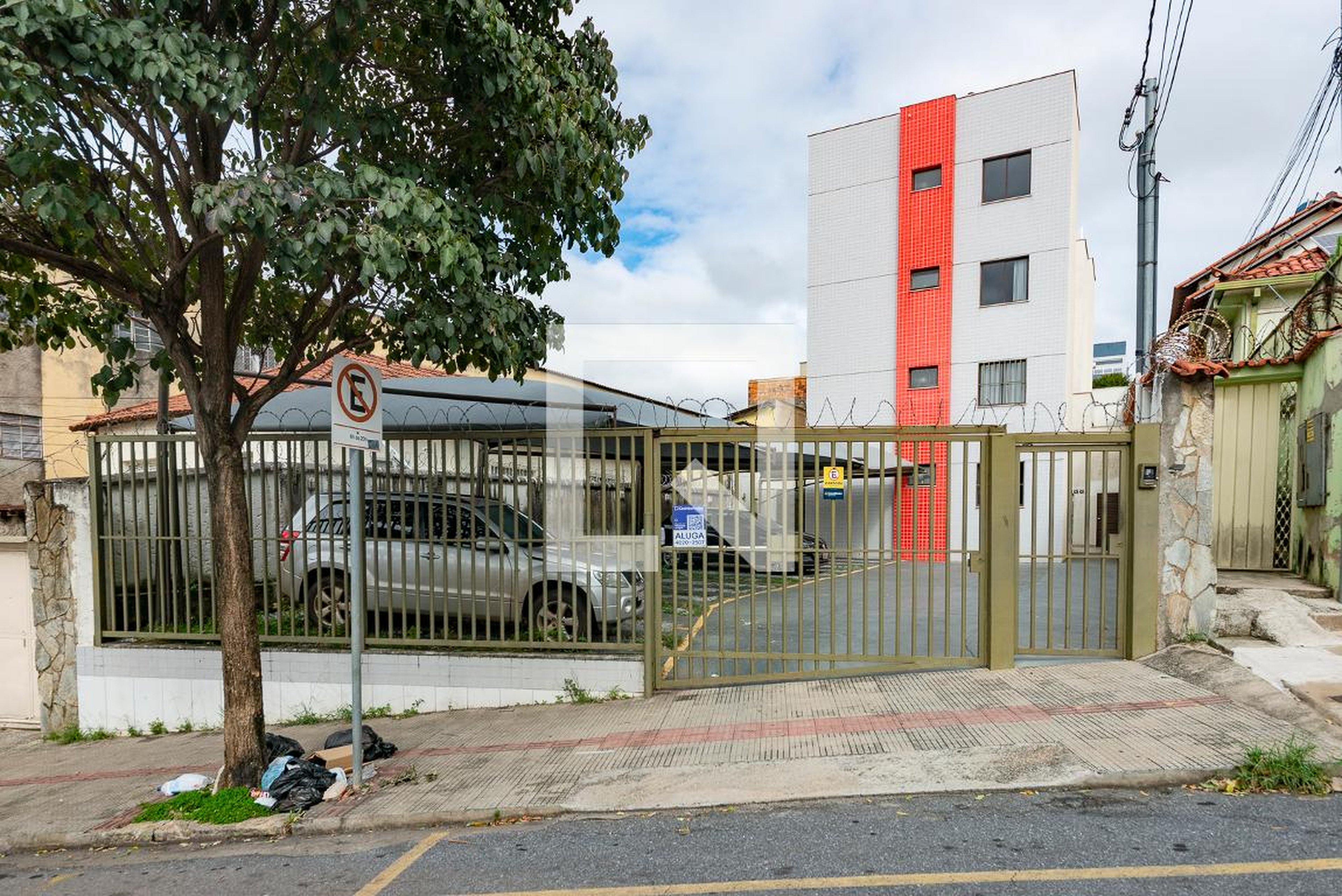 Fachada Condomínio em Rua Curral Del Rei, 374