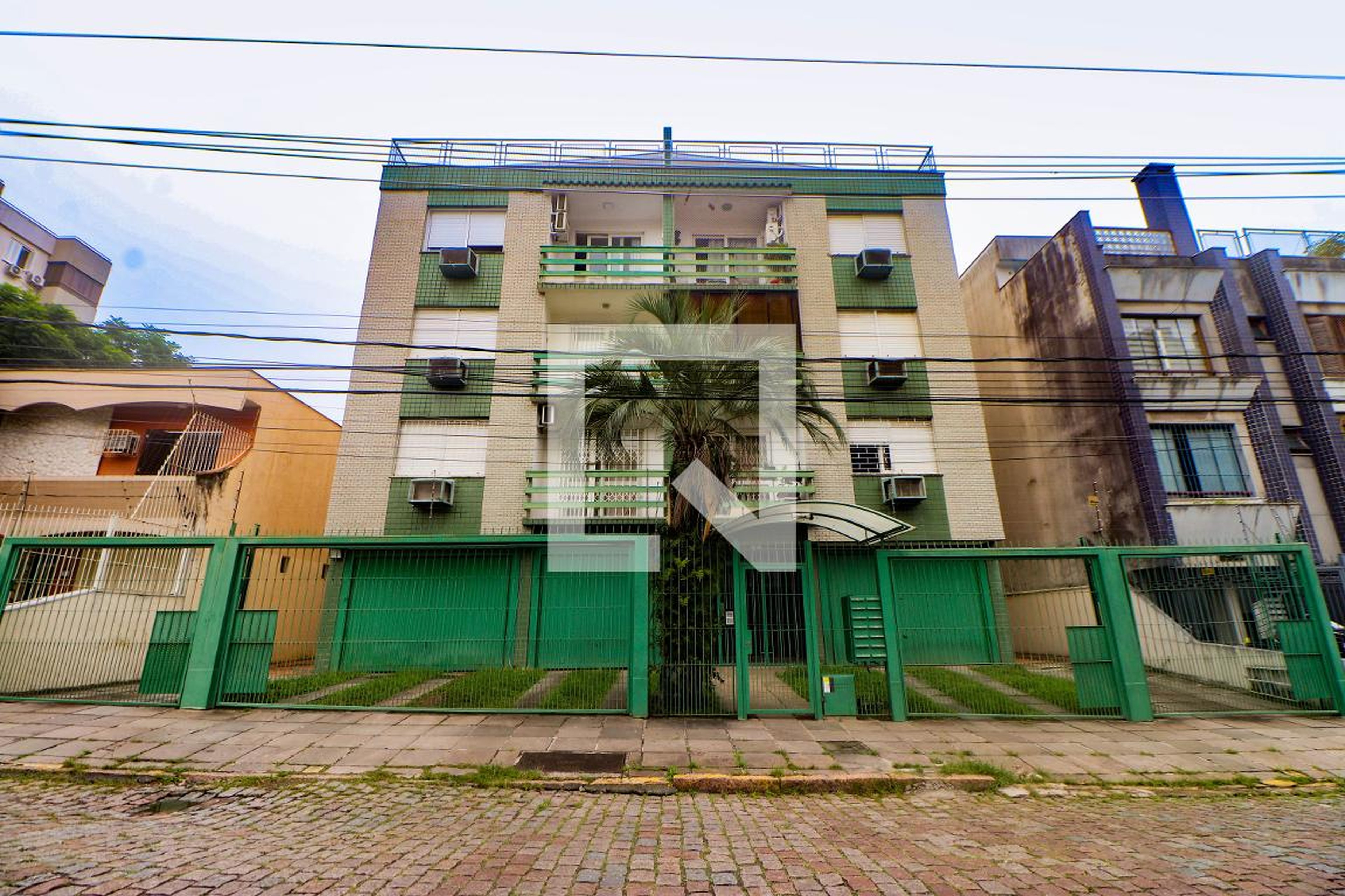 Fachada Condomínio em Rua Luis Cosme, 205