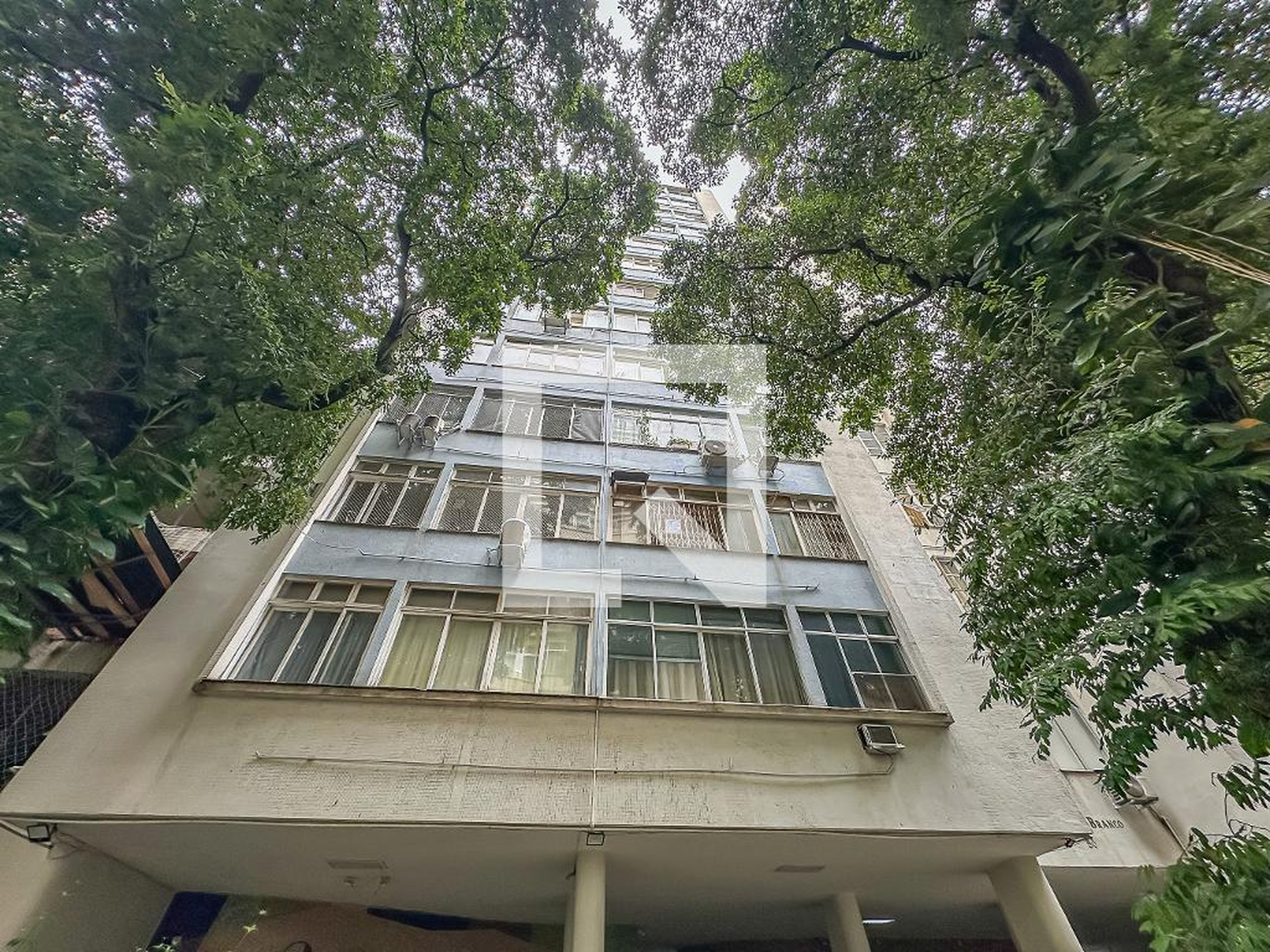 Fachada Edifício Azul e Branco