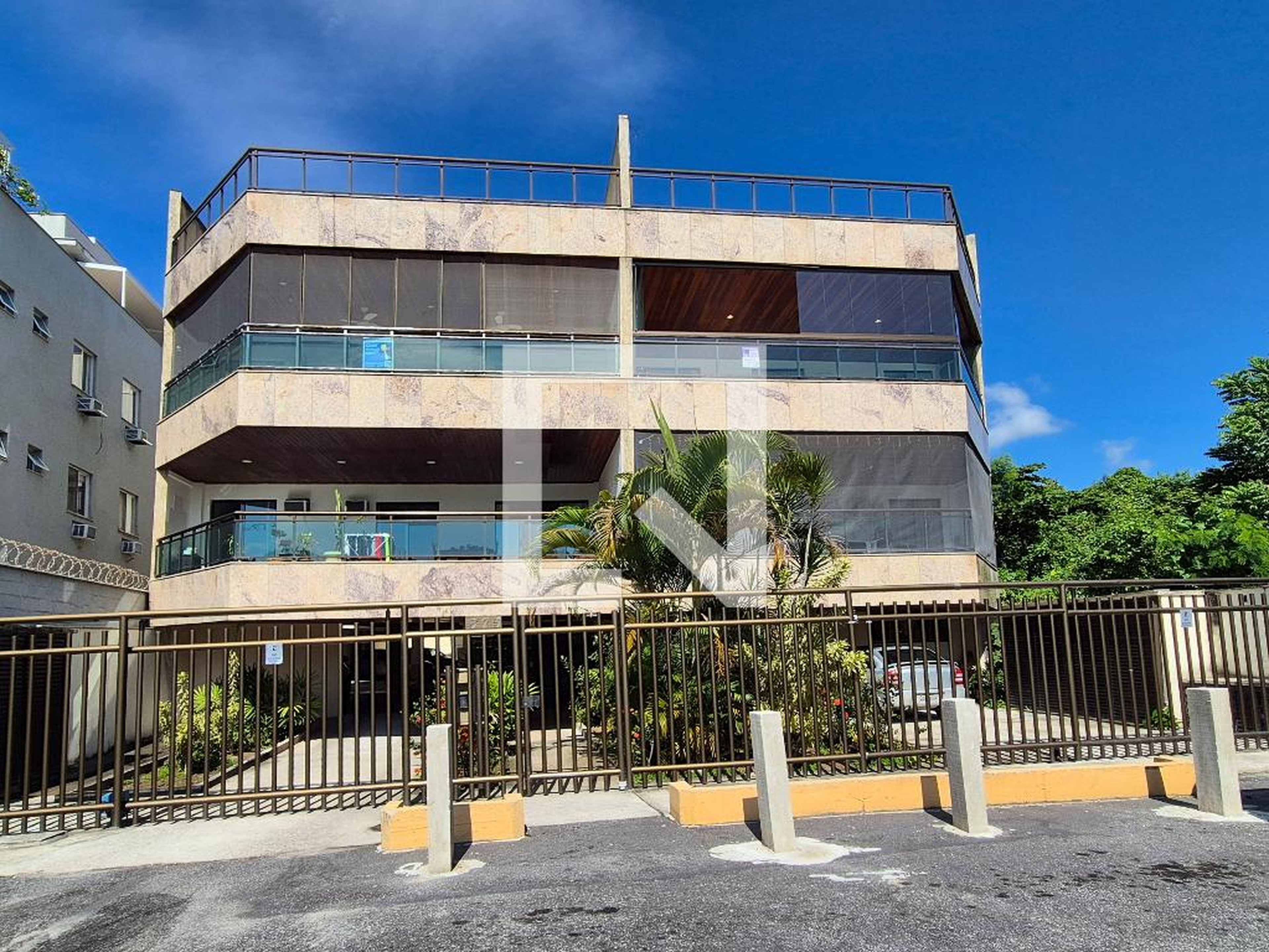 fachada Condomínio em Avenida Jarbas de Carvalho, 375