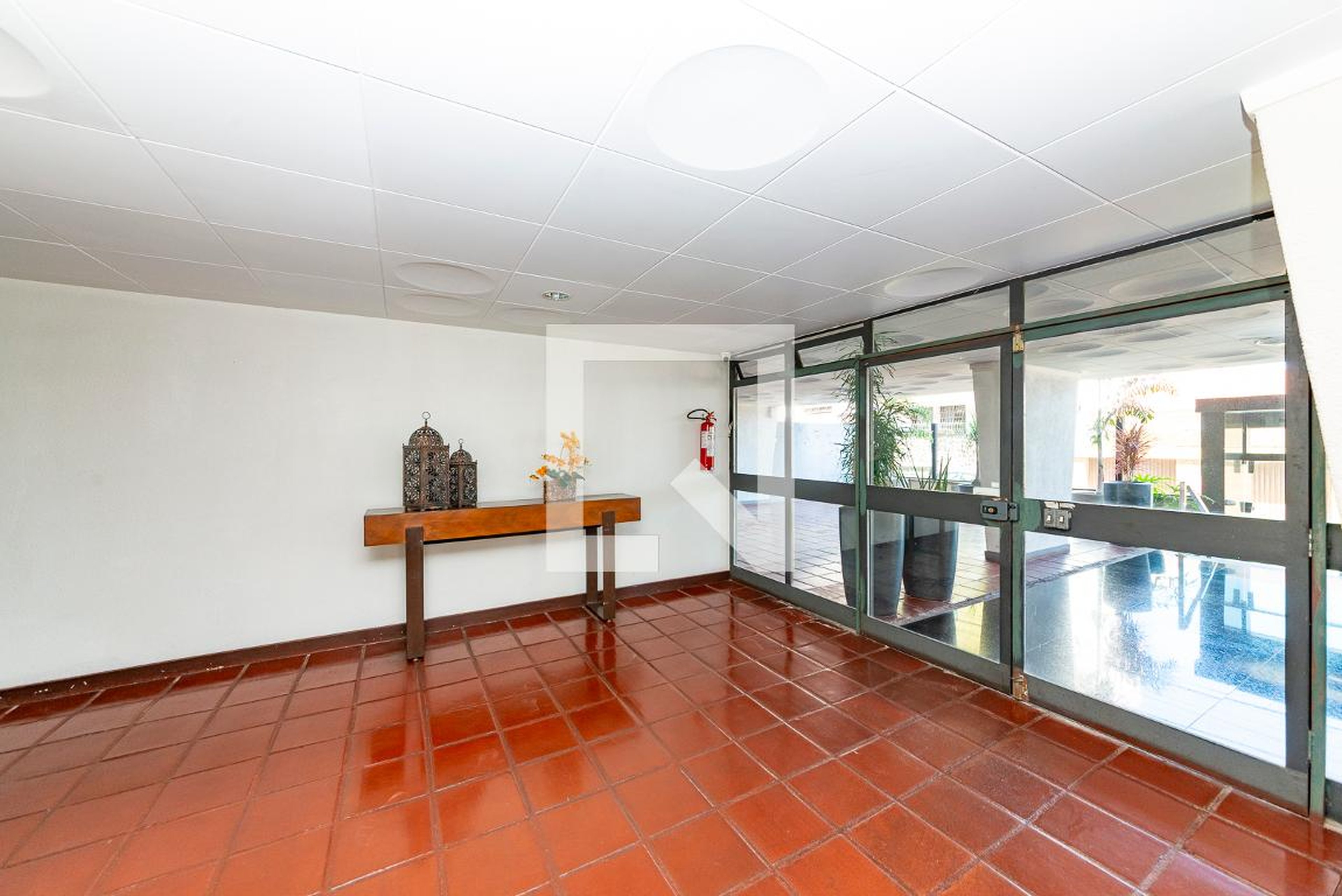 Hall de entrada Condomínio em Rua Contria, 505