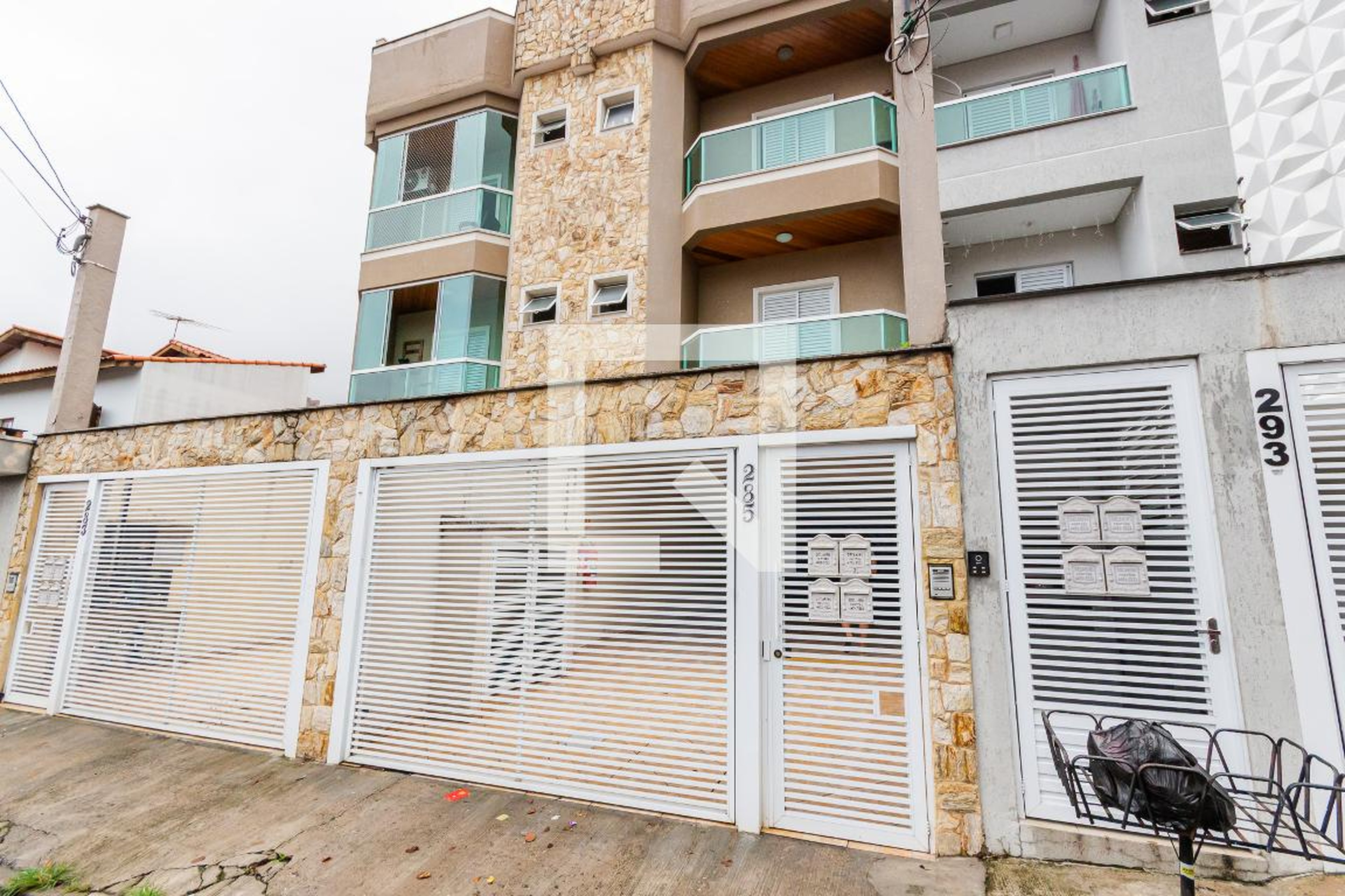 Fachada Condomínio em Rua Simão Jorge, 285