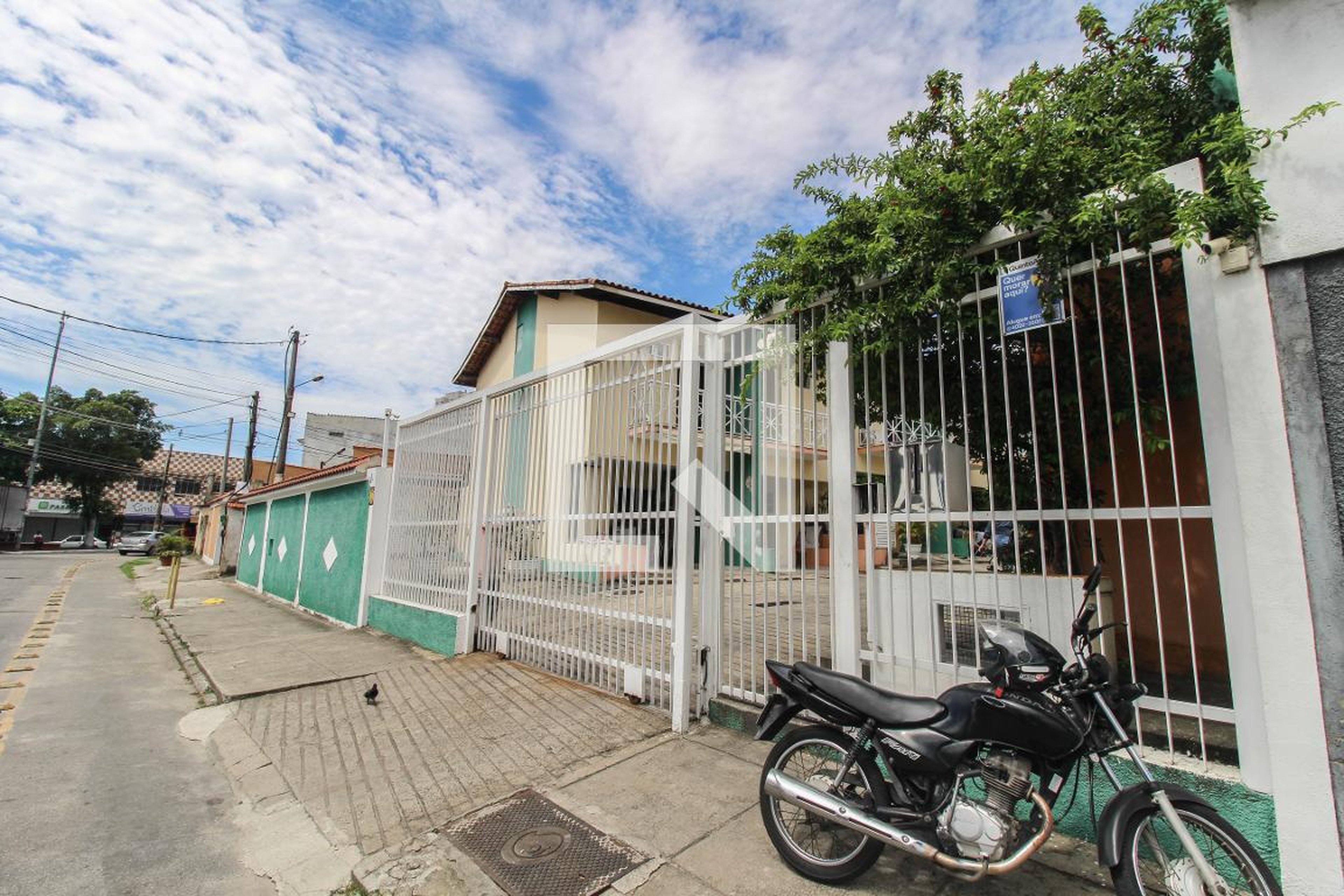 Fachada do condomínio Condomínio em Rua Maria Laura, 41