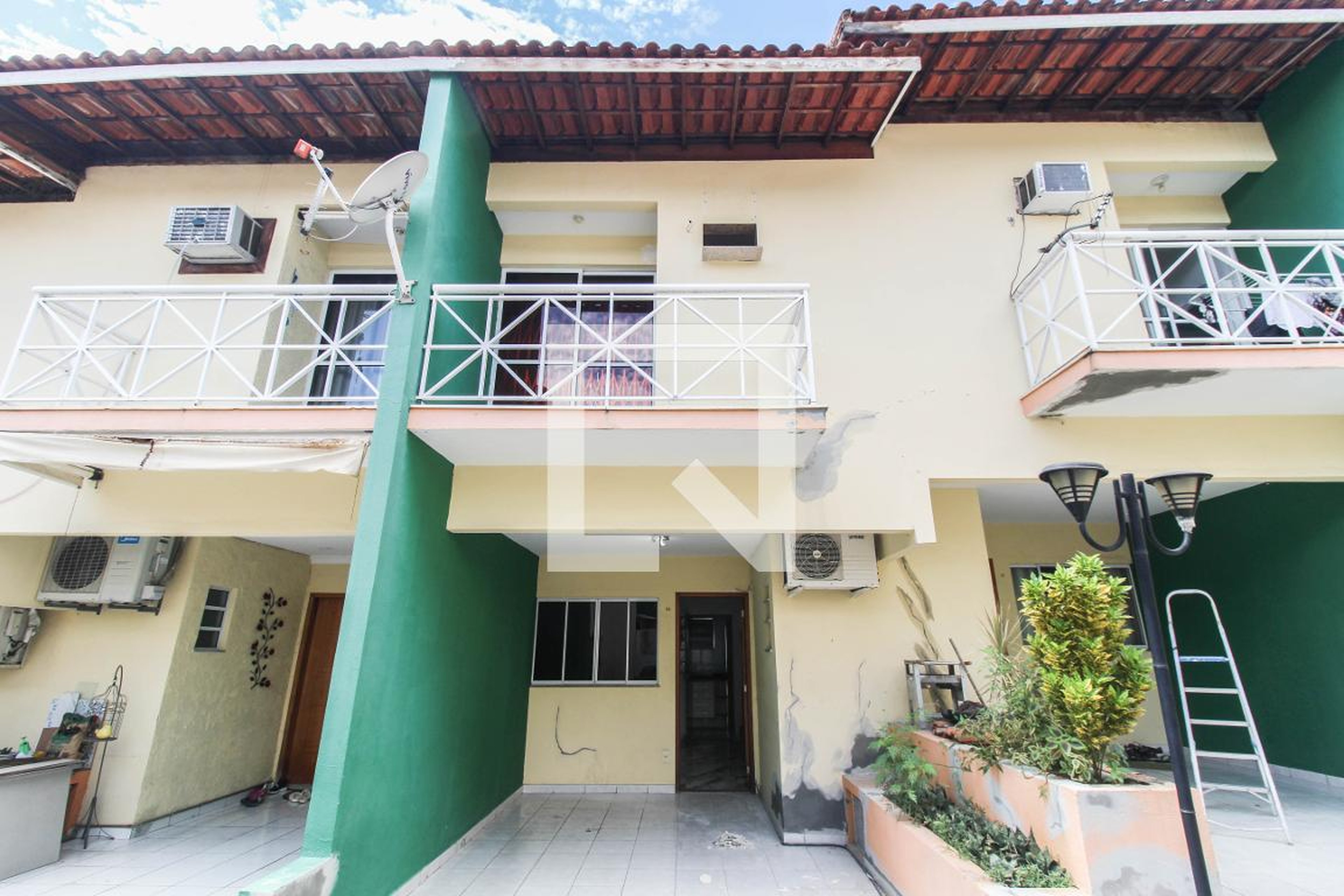 Fachada Condomínio em Rua Maria Laura, 41