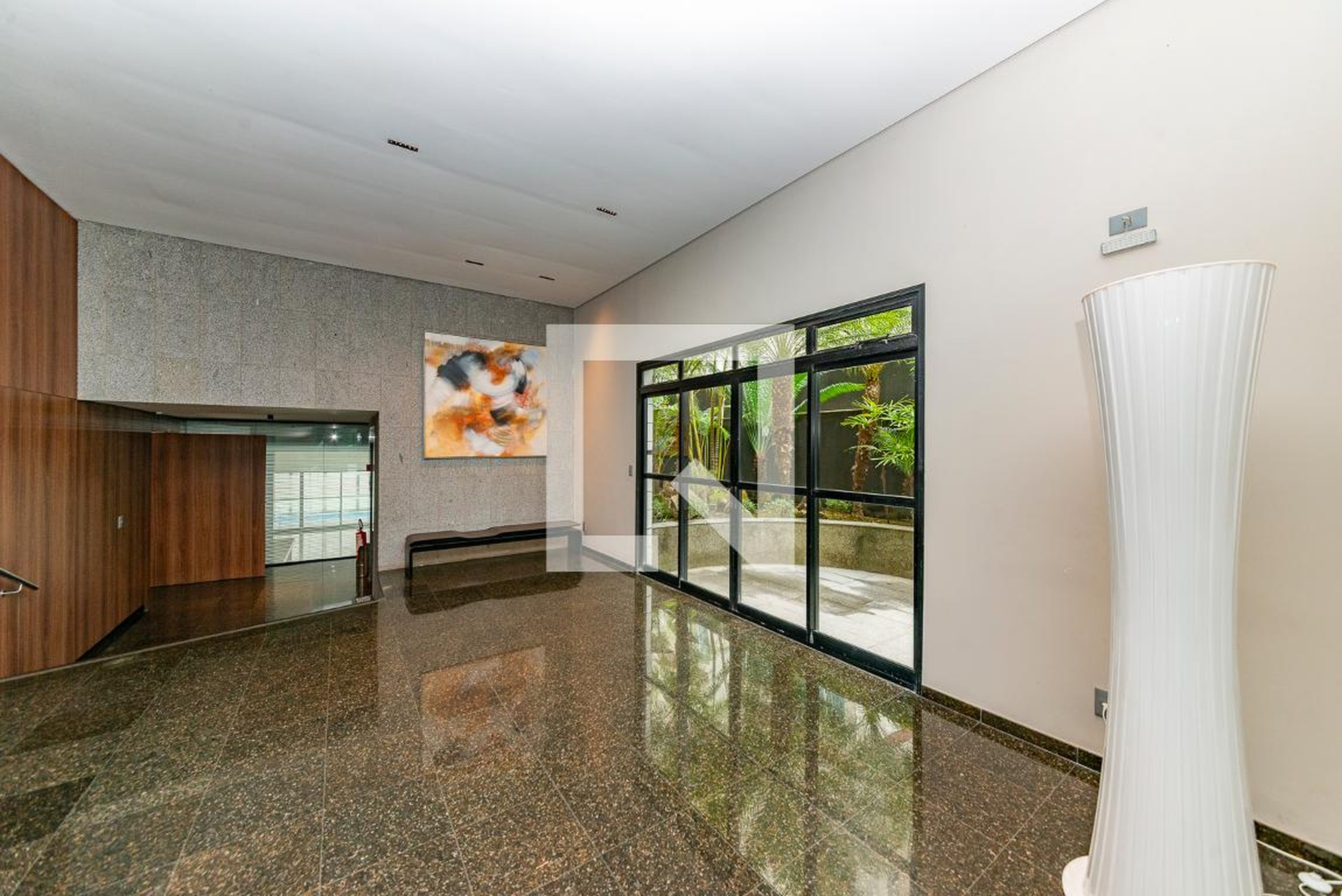 Hall de entrada Condomínio em Rua Desembargador Jorge Fontana, 133