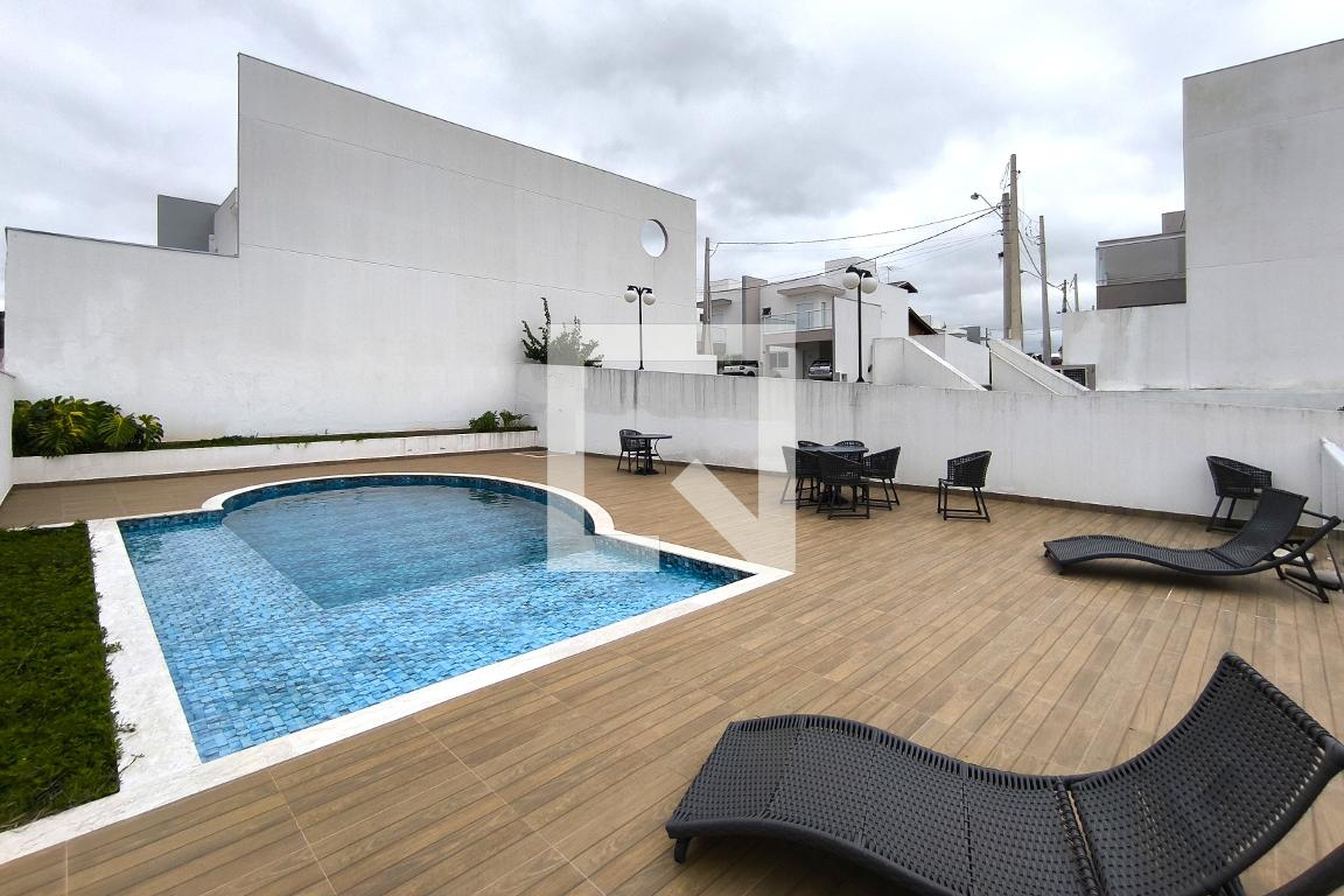 Piscina Condomínio em Rua Catulo da Paixão Cearense, 400