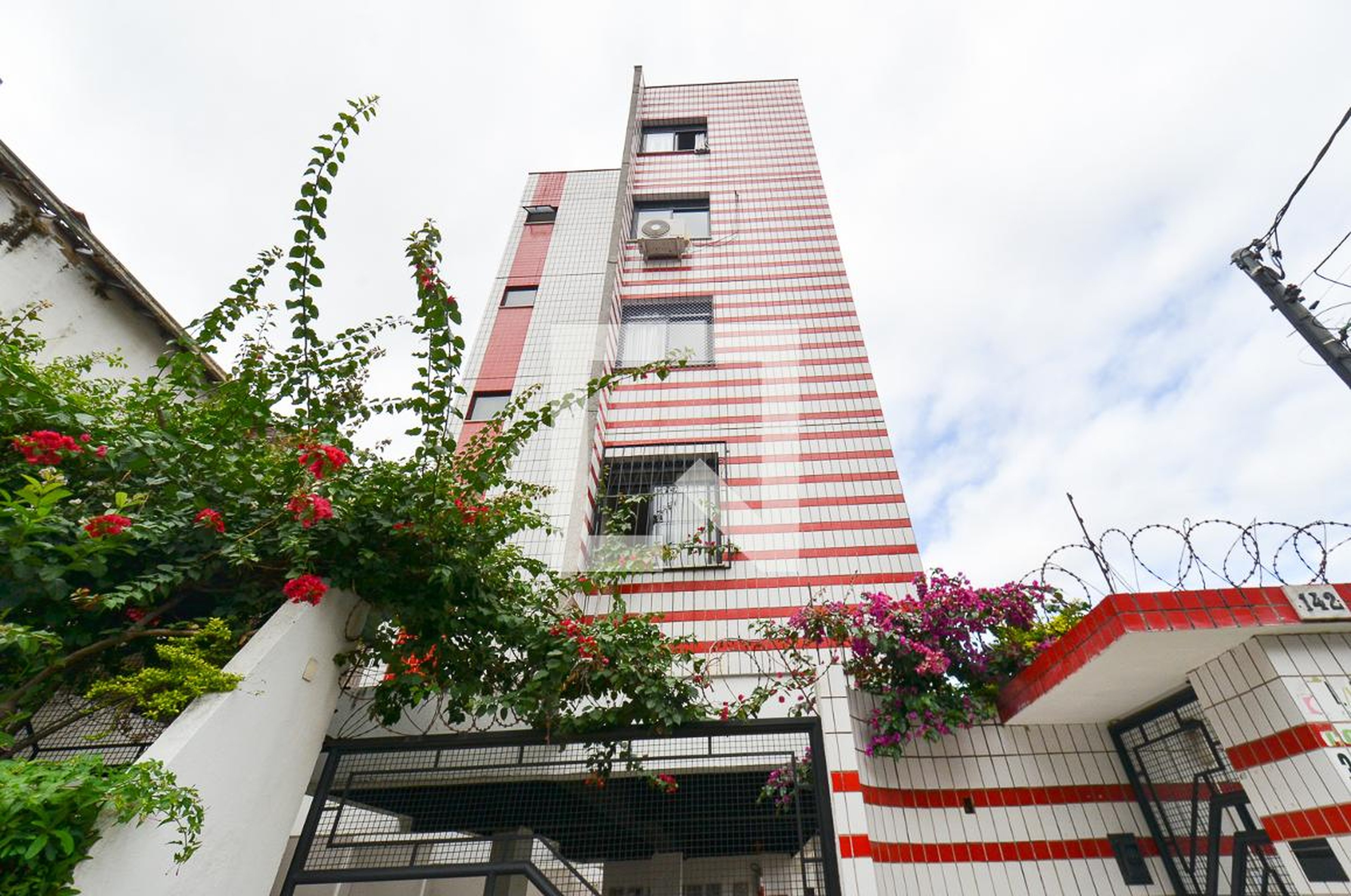 Fachada Condomínio em Rua Artur Lôbo, 142