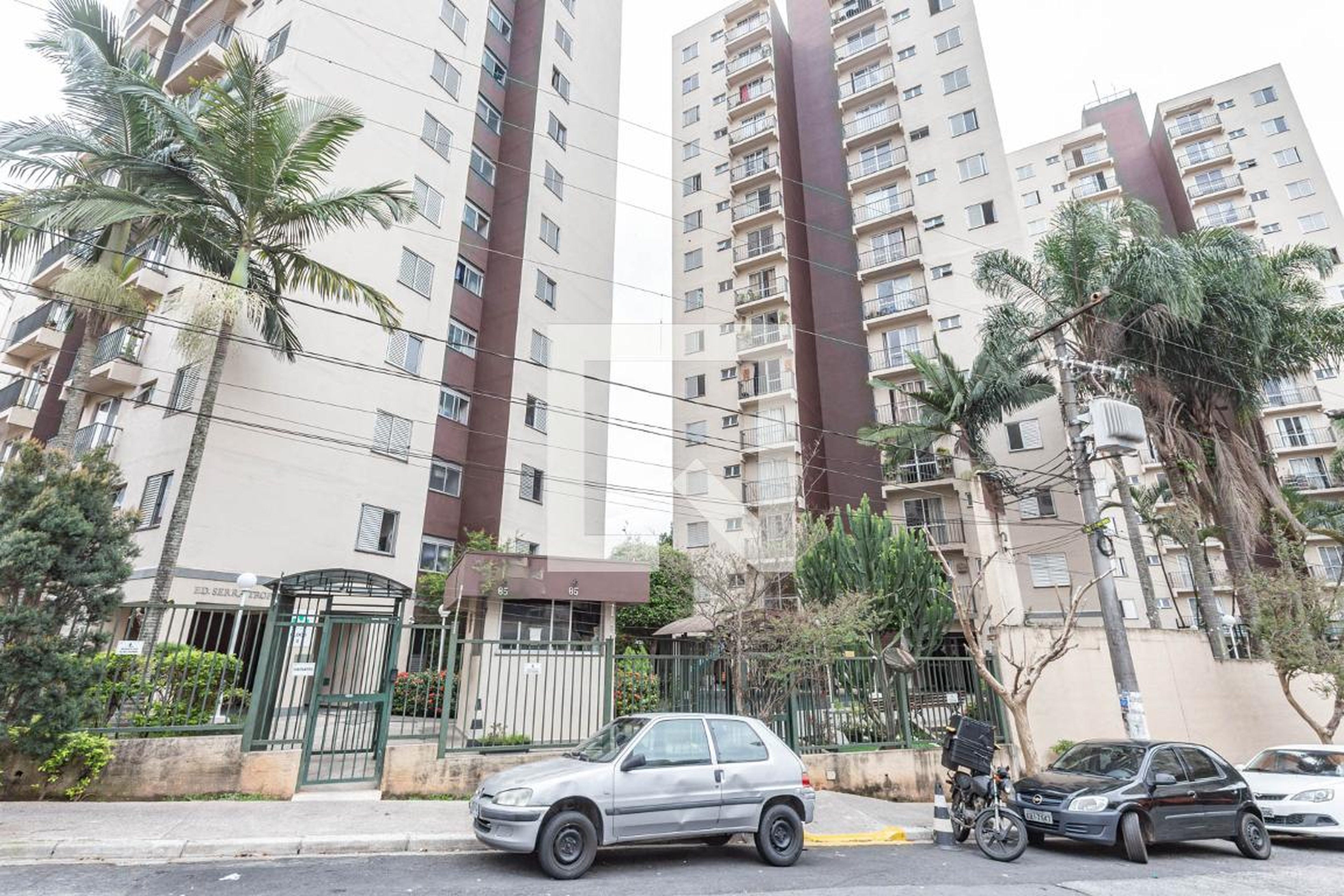 Fachada Condomínio em Rua Adriano Racine, 143