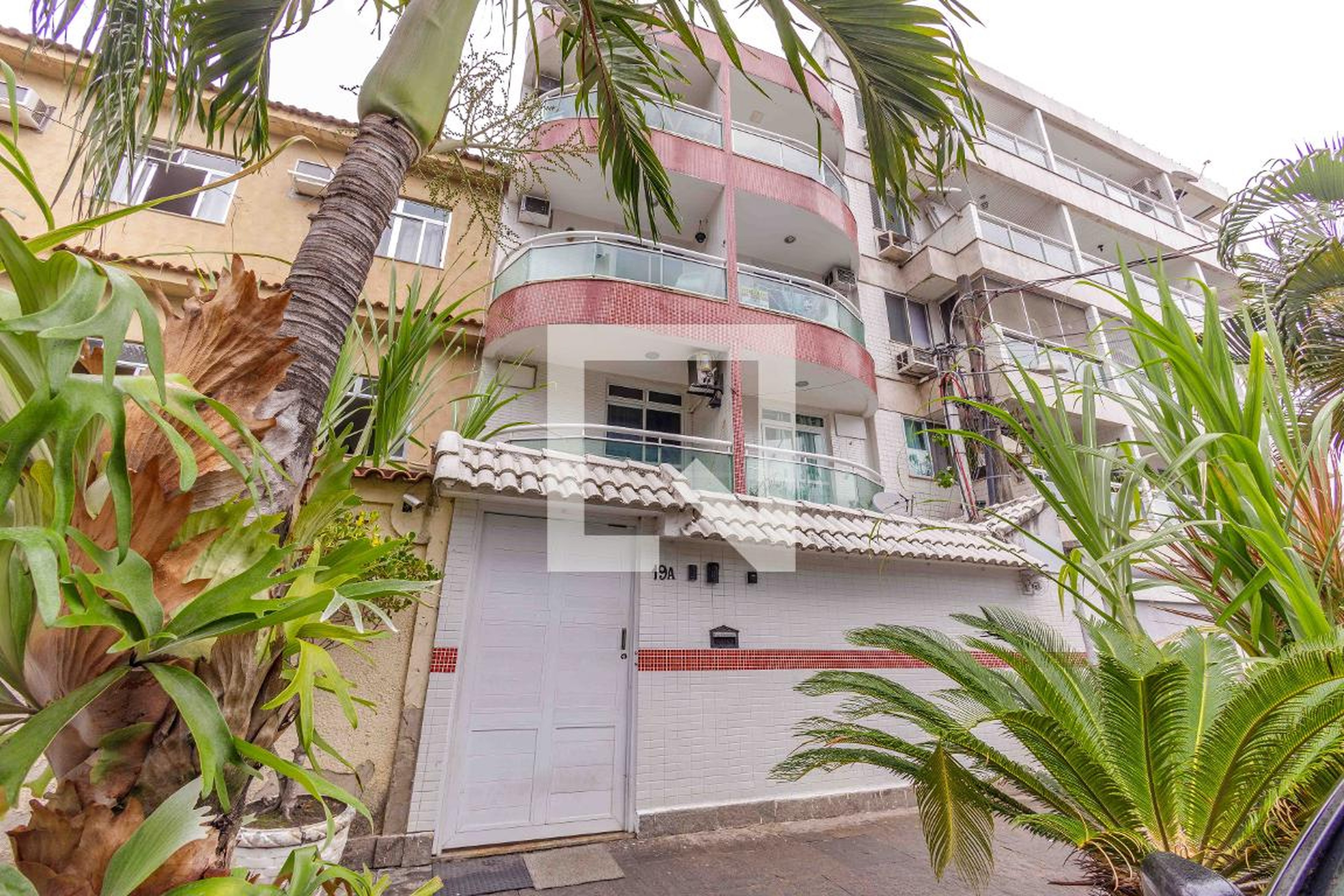 Fachada Condomínio em Rua FW, 19