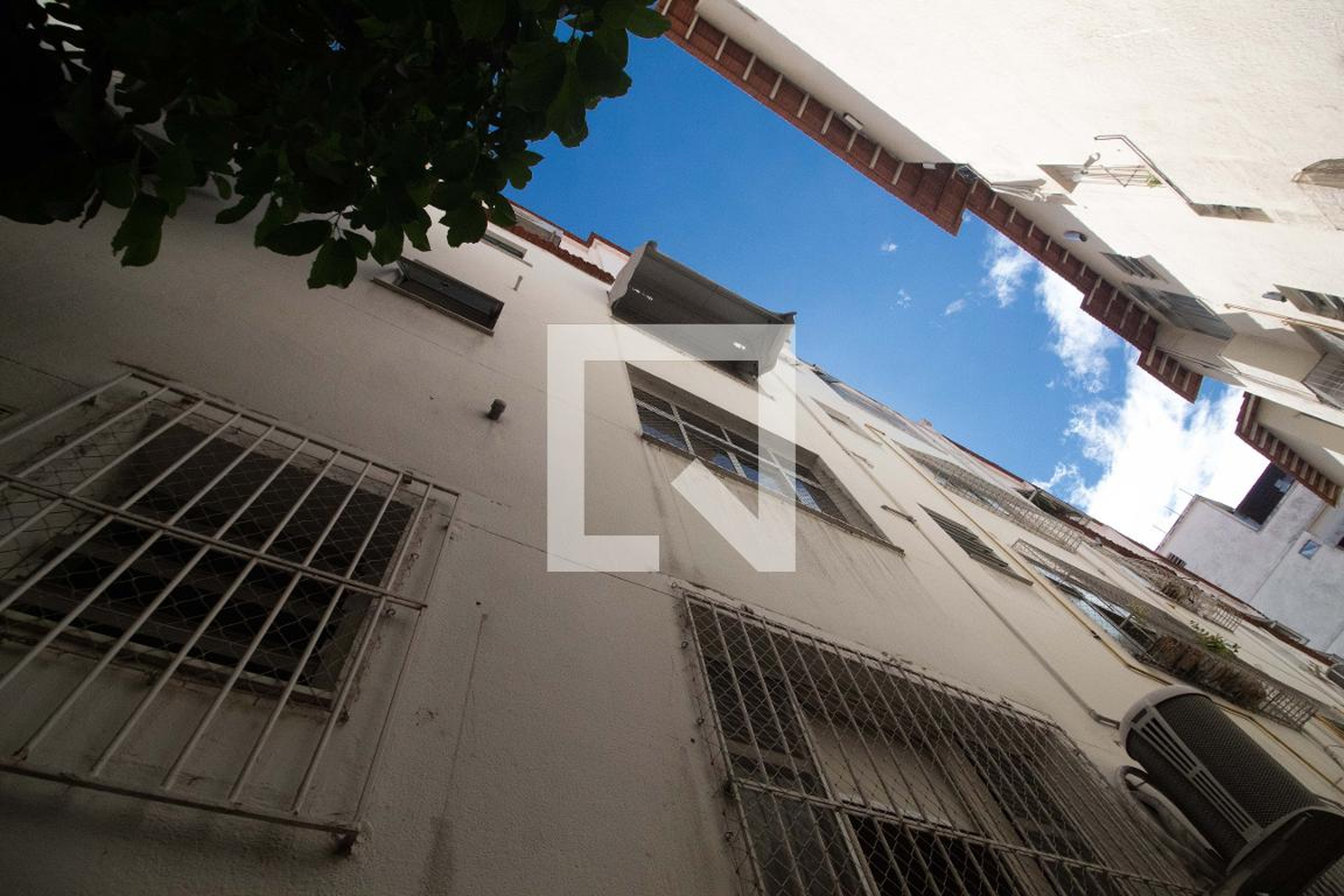 Fachada Condomínio em Rua Desembargador Alfredo Rússel, 174