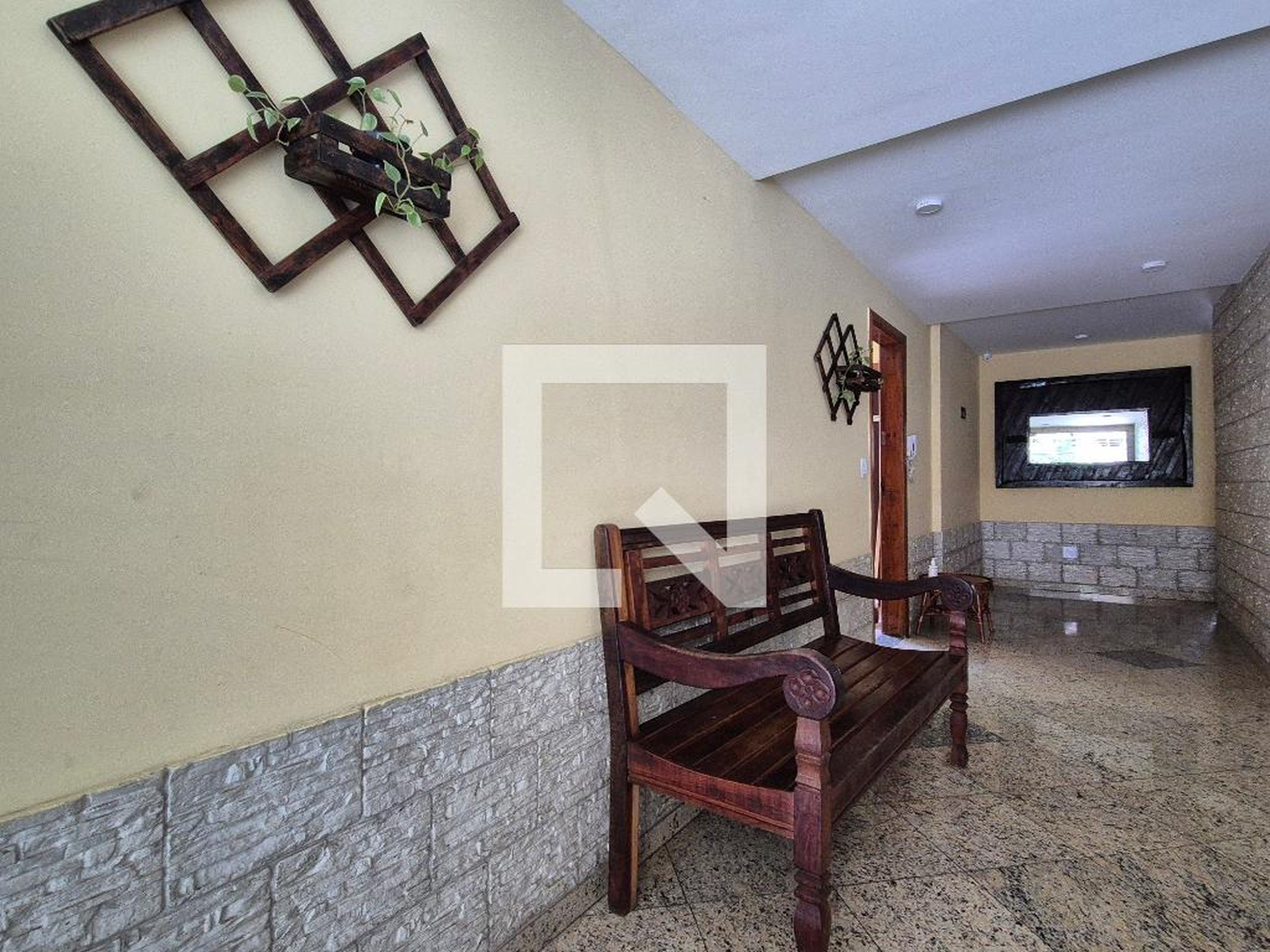 Hall de entrada Condomínio em Rua Agenor Rabello, 50