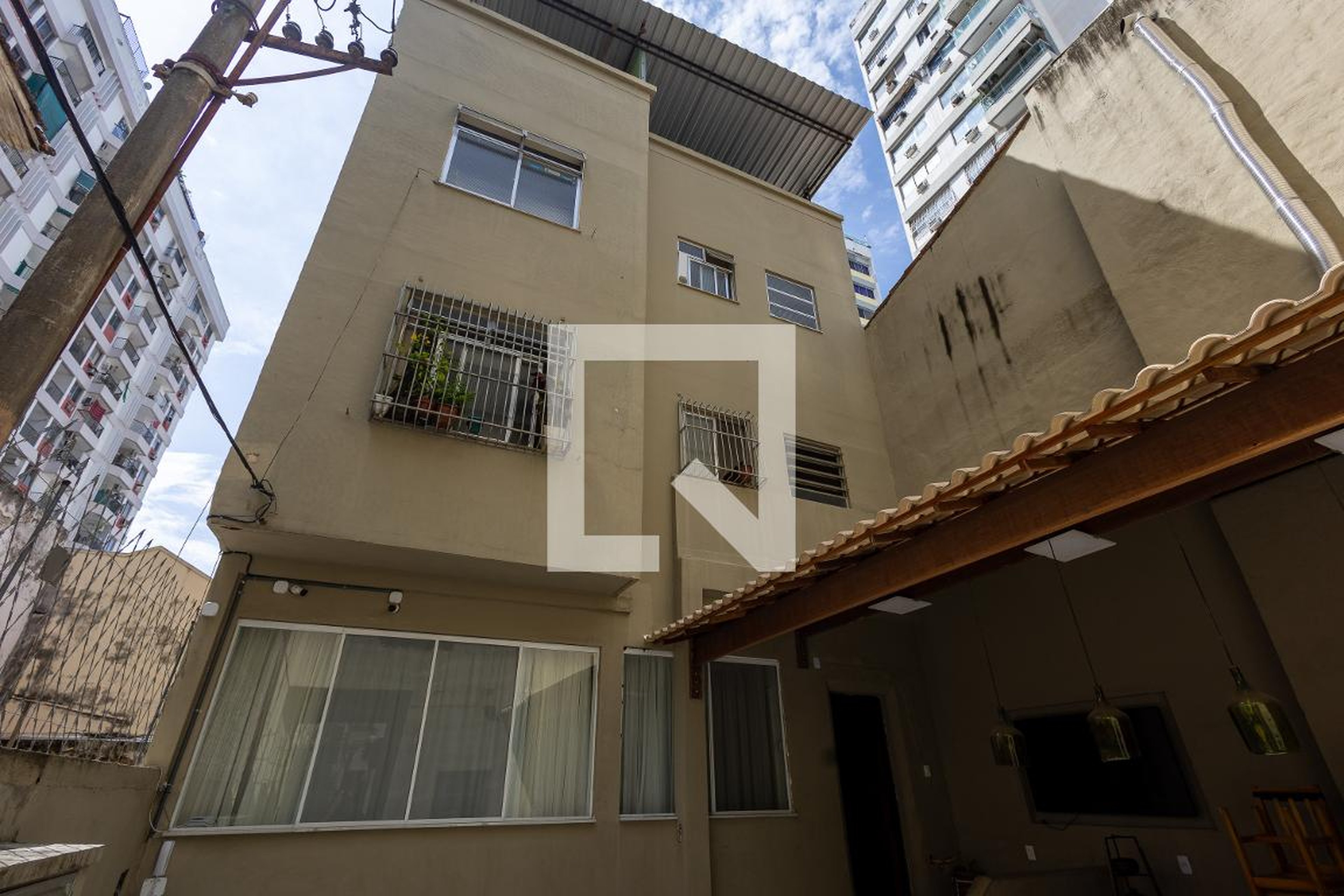 Fachada Condomínio em Rua do Bispo, 172