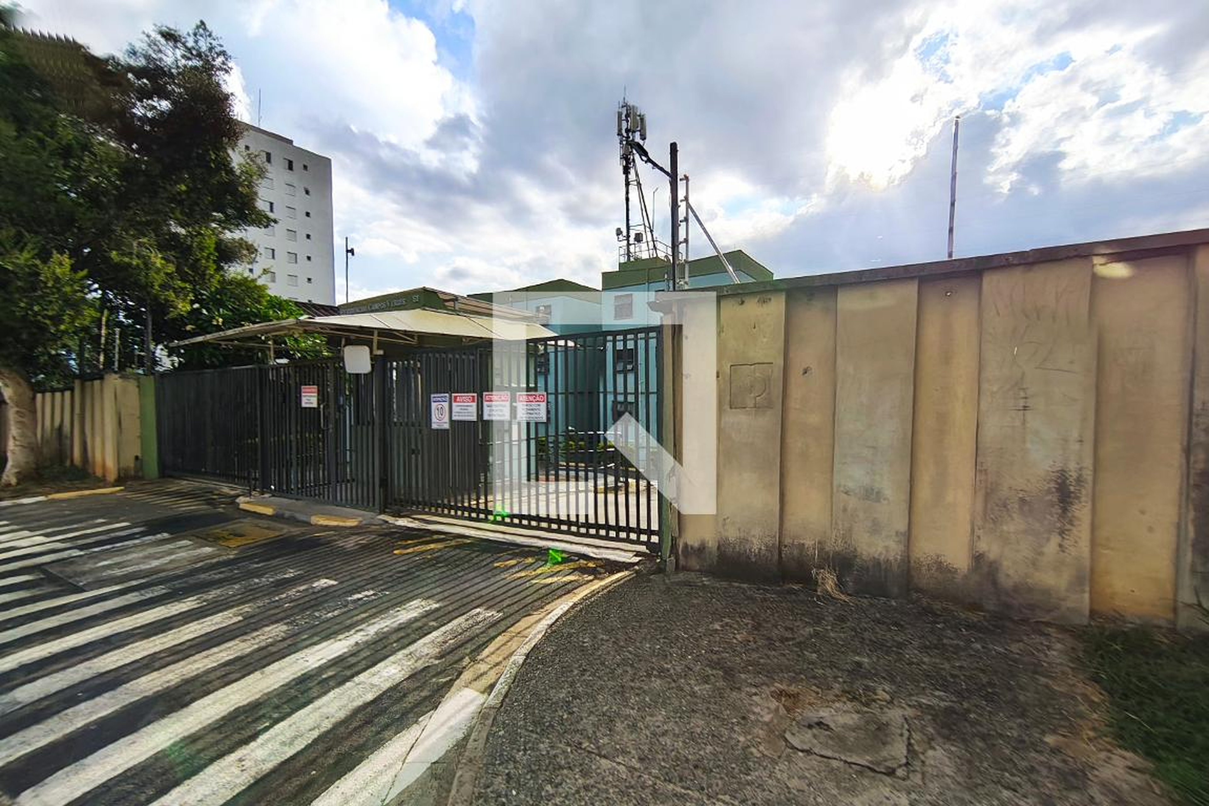 Fachada do Condomínio Condomínio Campos Verdes