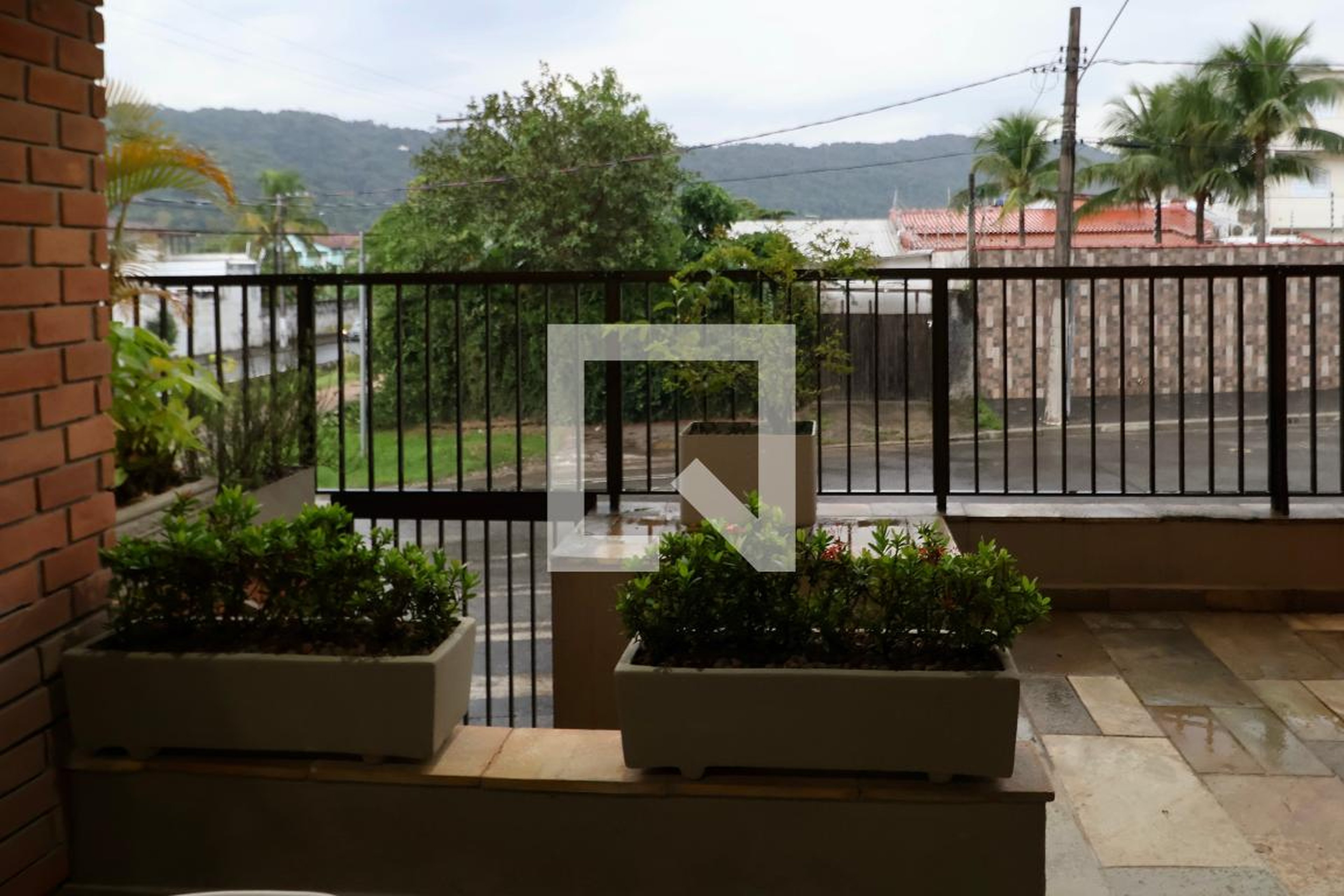 Fachada Condomínio em Rua Luís Rodrigues Pedro, 13