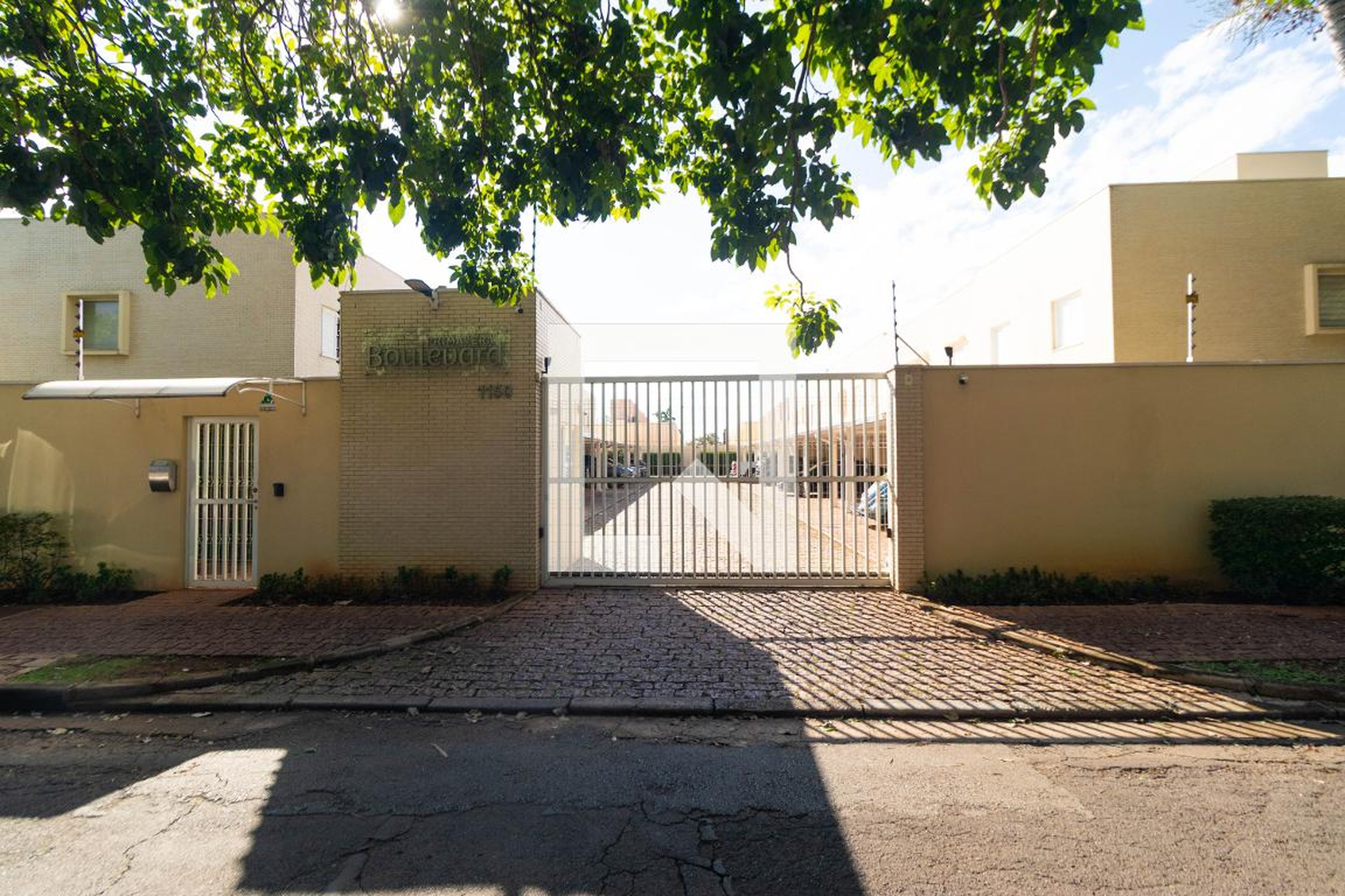 Fachada do Condominio Condomínio em Rua Émerson José Moreira, 150