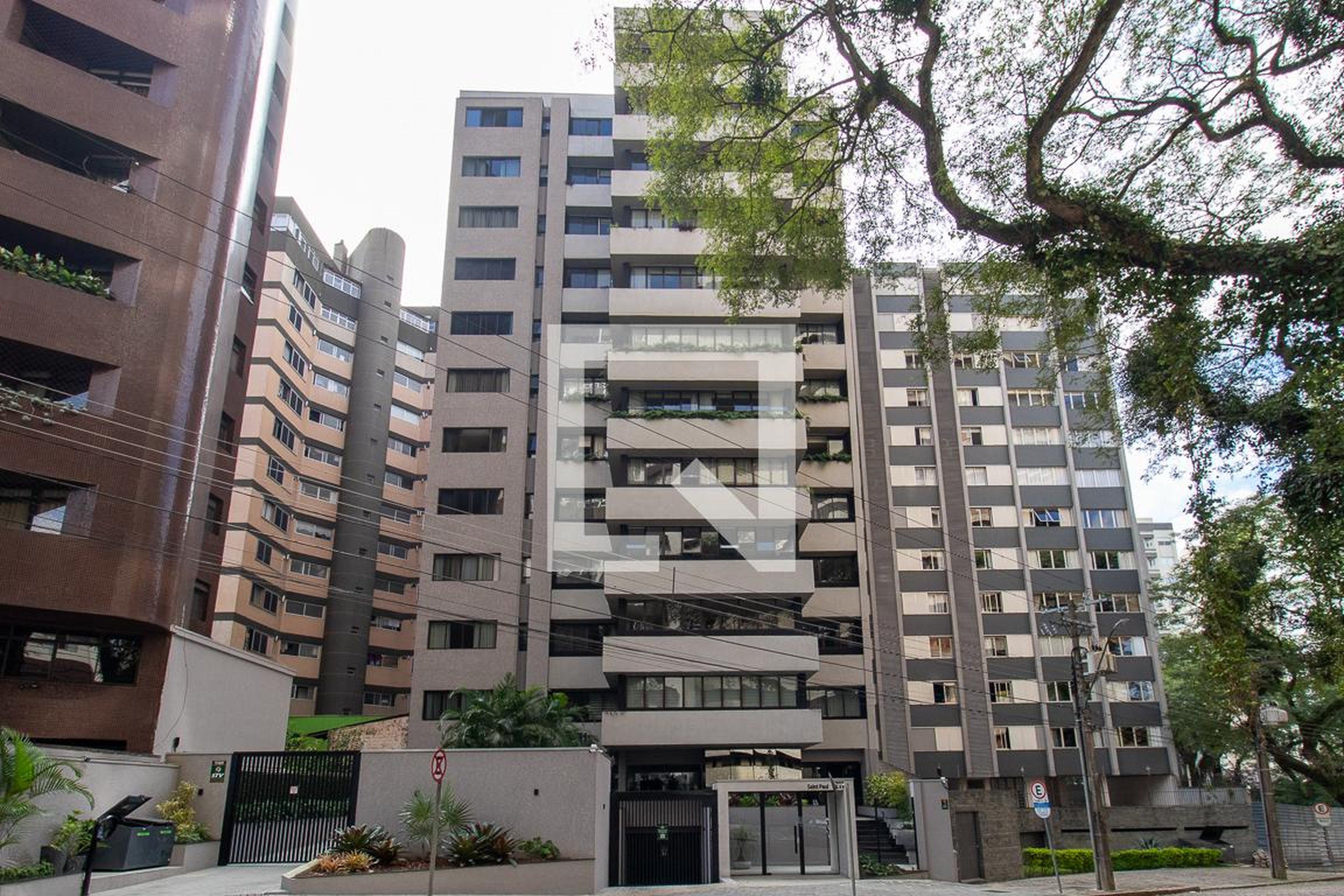 Fachada Condomínio em Rua Carneiro Lobo, 1