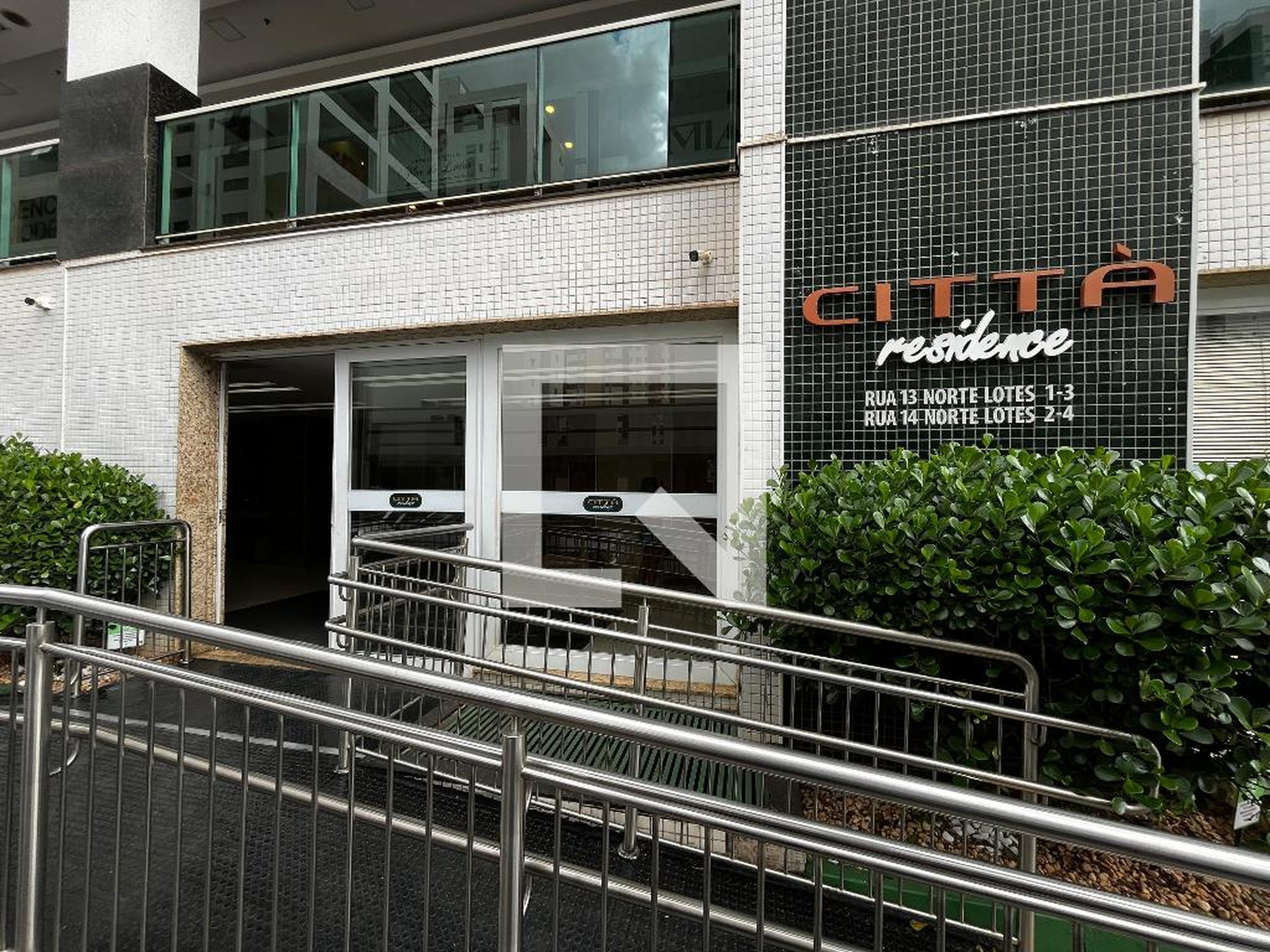 Fachada Condomínio em Avenida das Castanheiras, 304