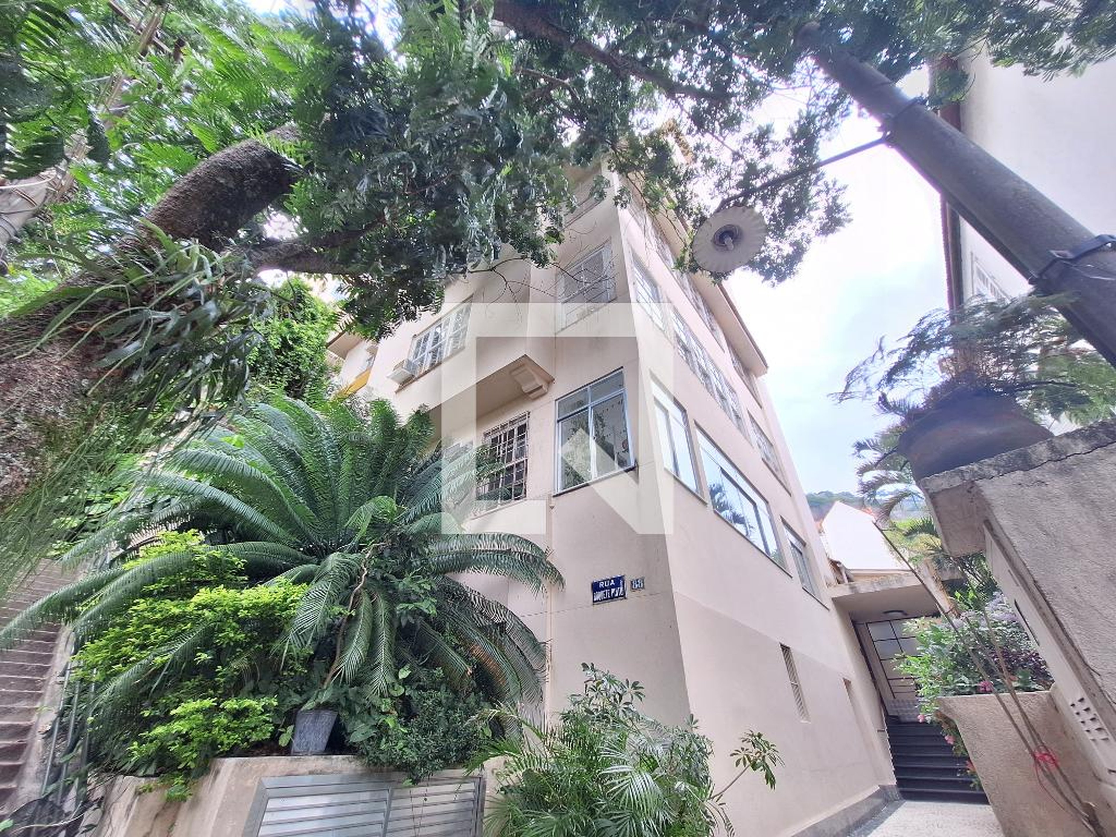 Fachada Condomínio em Rua Roquete Pinto, 88