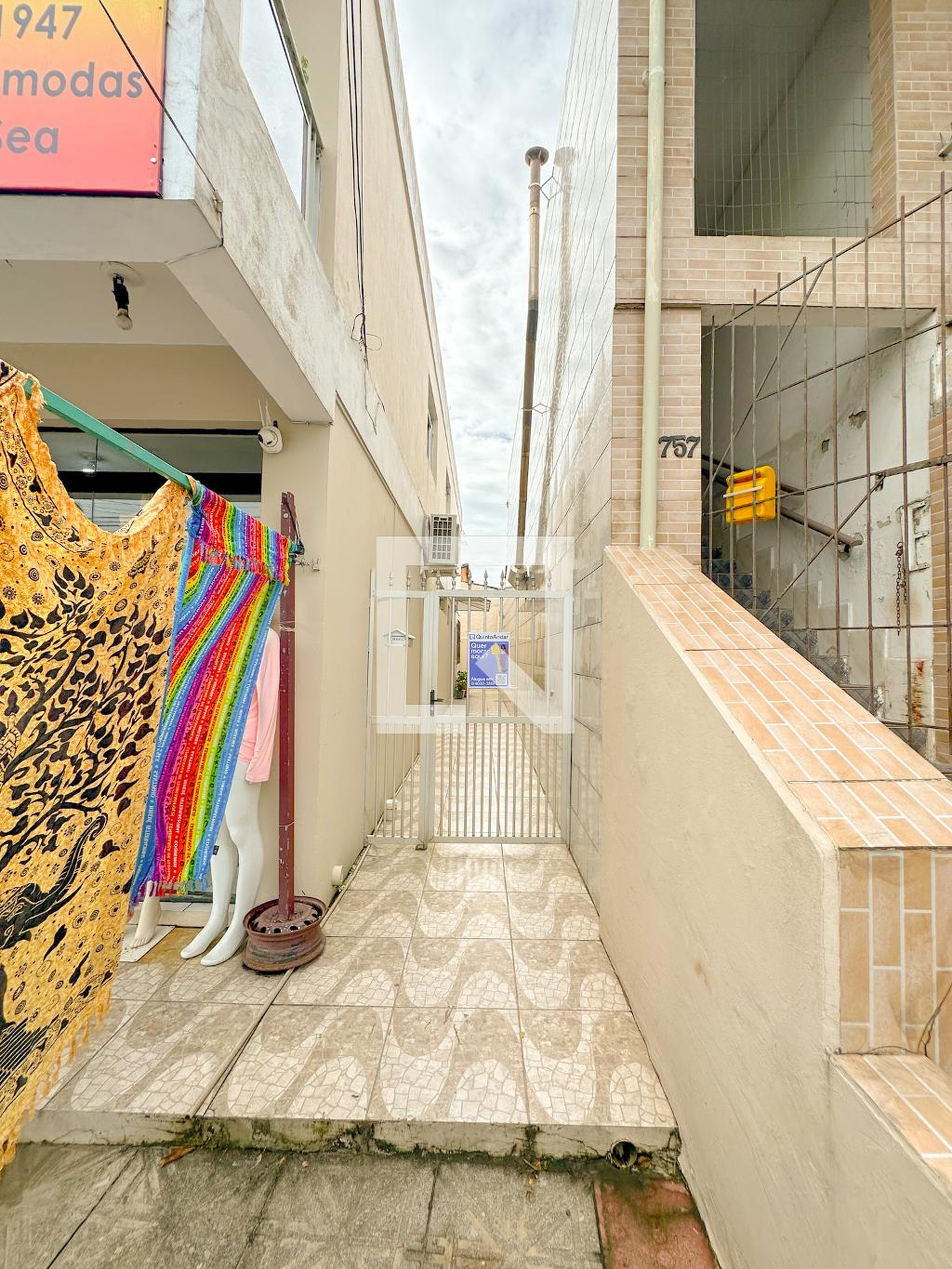 Fachada Condomínio em Estrada Vereador Onildo Lemos, 745