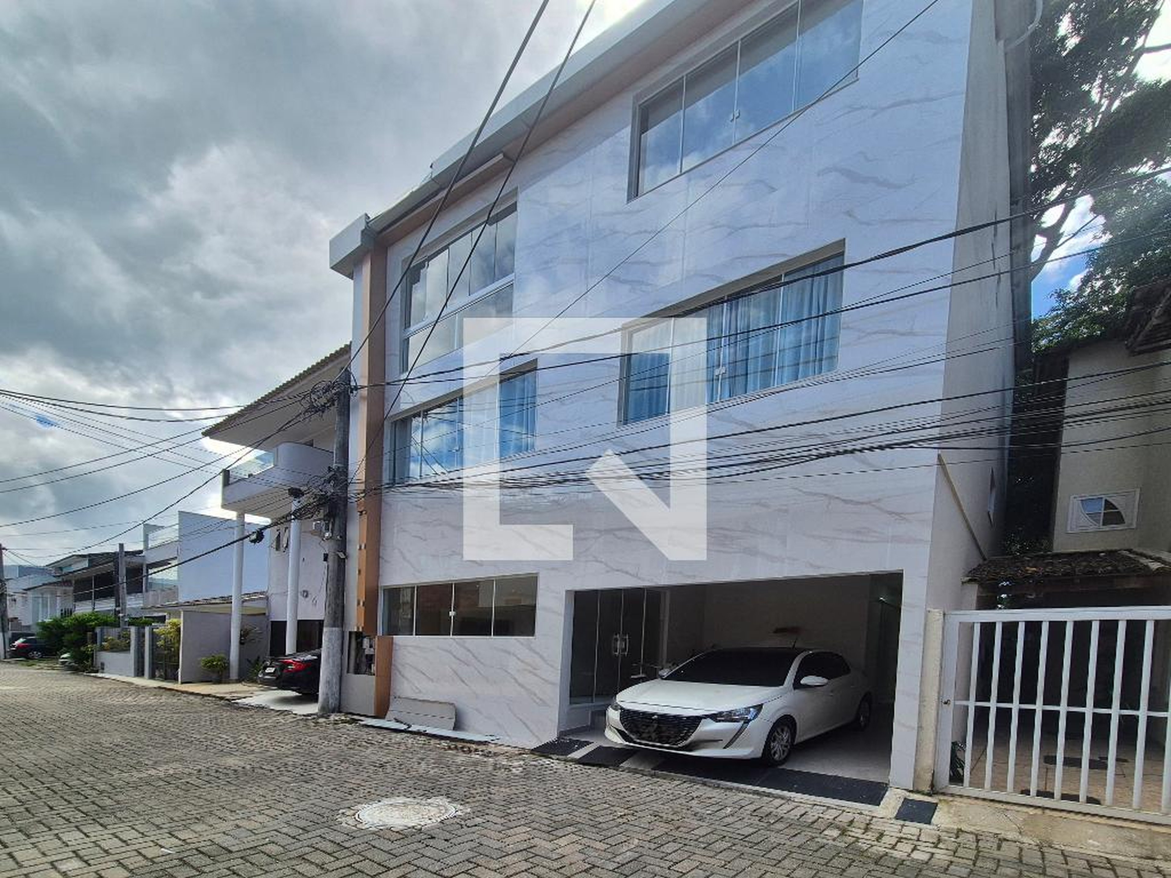Fachada do Prédio Condomínio em Rua Ana Maria Niemeyer, 16b