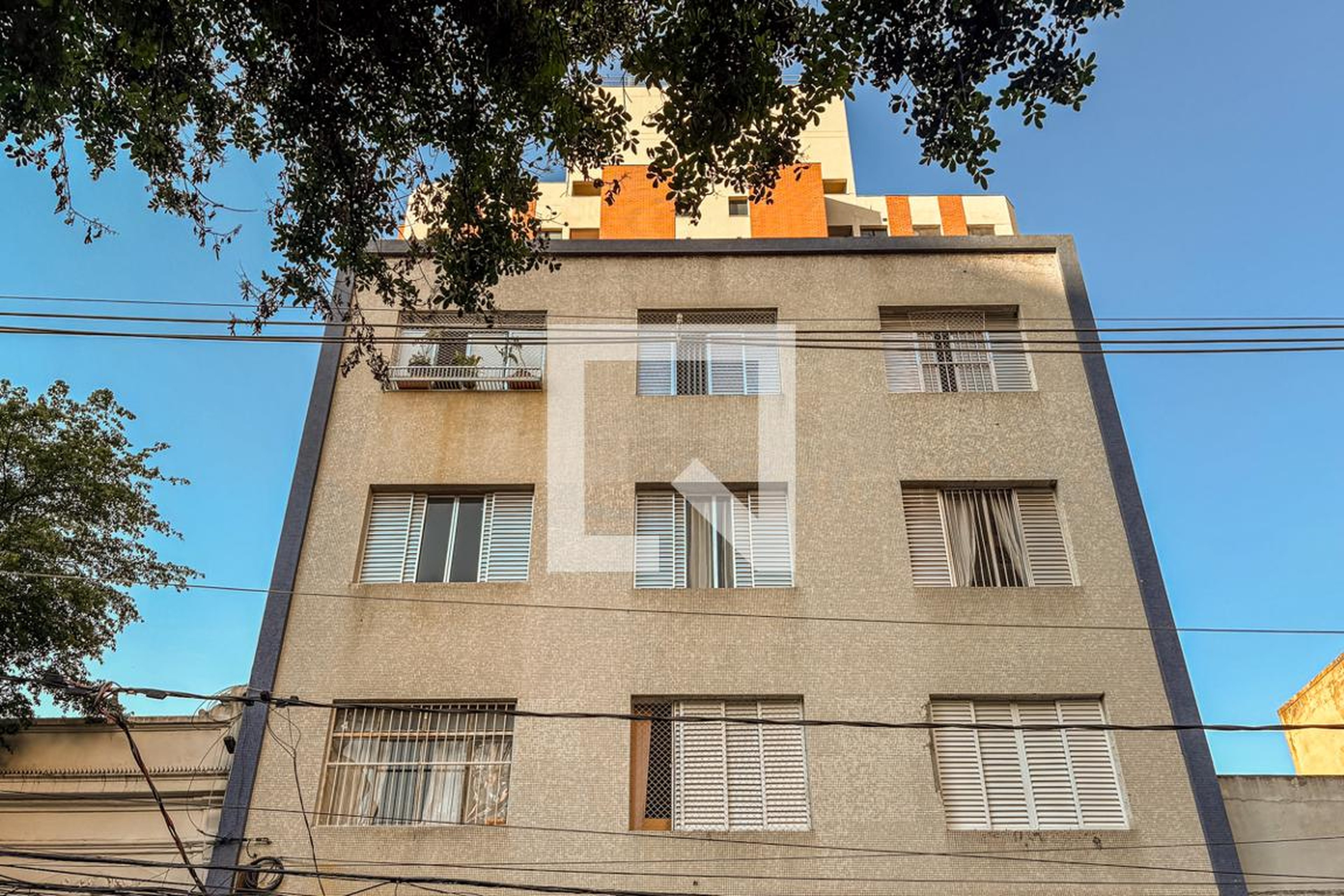 Fachada Condomínio em Rua Vitorino Carmilo, 360