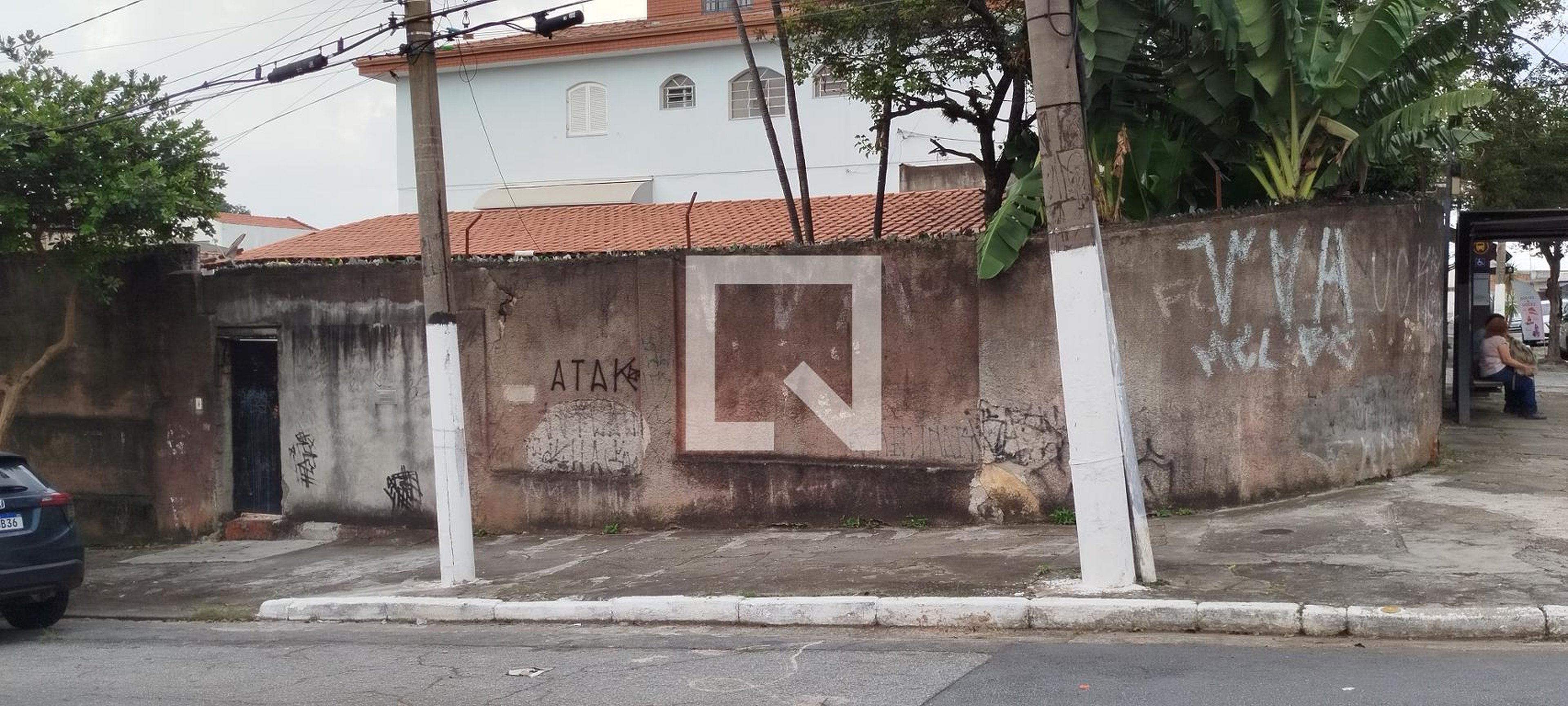 Fachada Condomínio em Rua das Giestas, 423