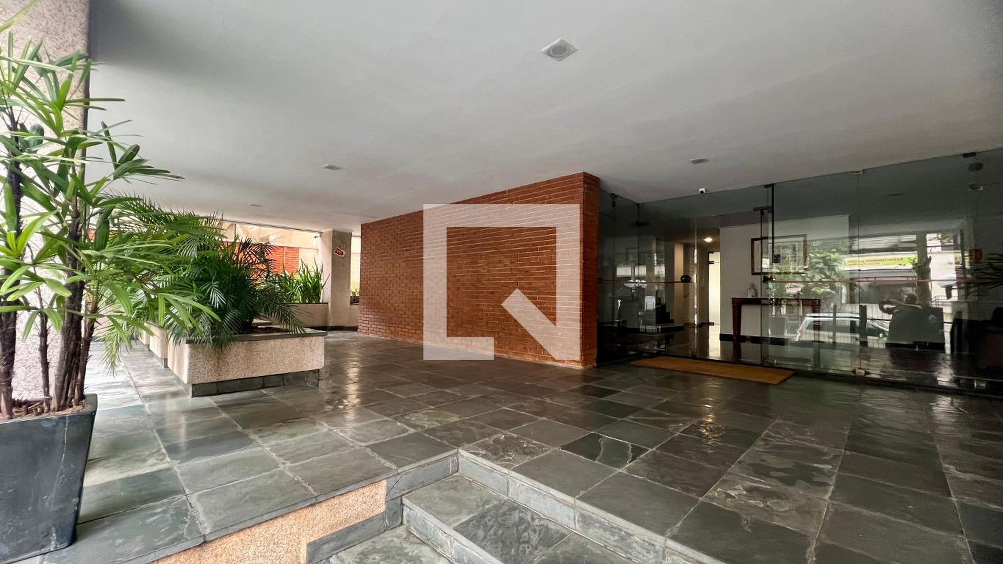 Entrada Condomínio em Alameda Casa Branca, 555