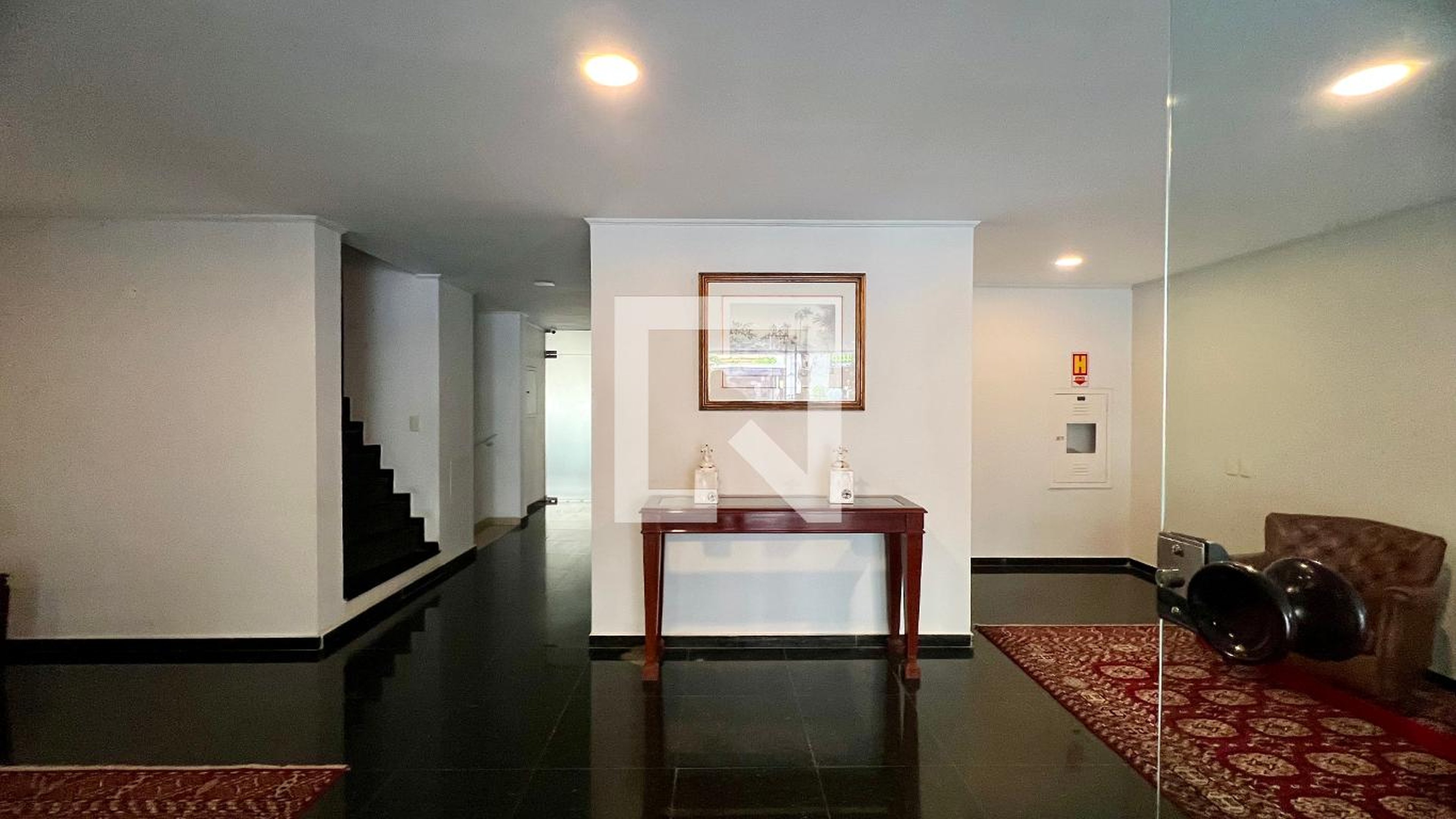 Hall de entrada Condomínio em Alameda Casa Branca, 555