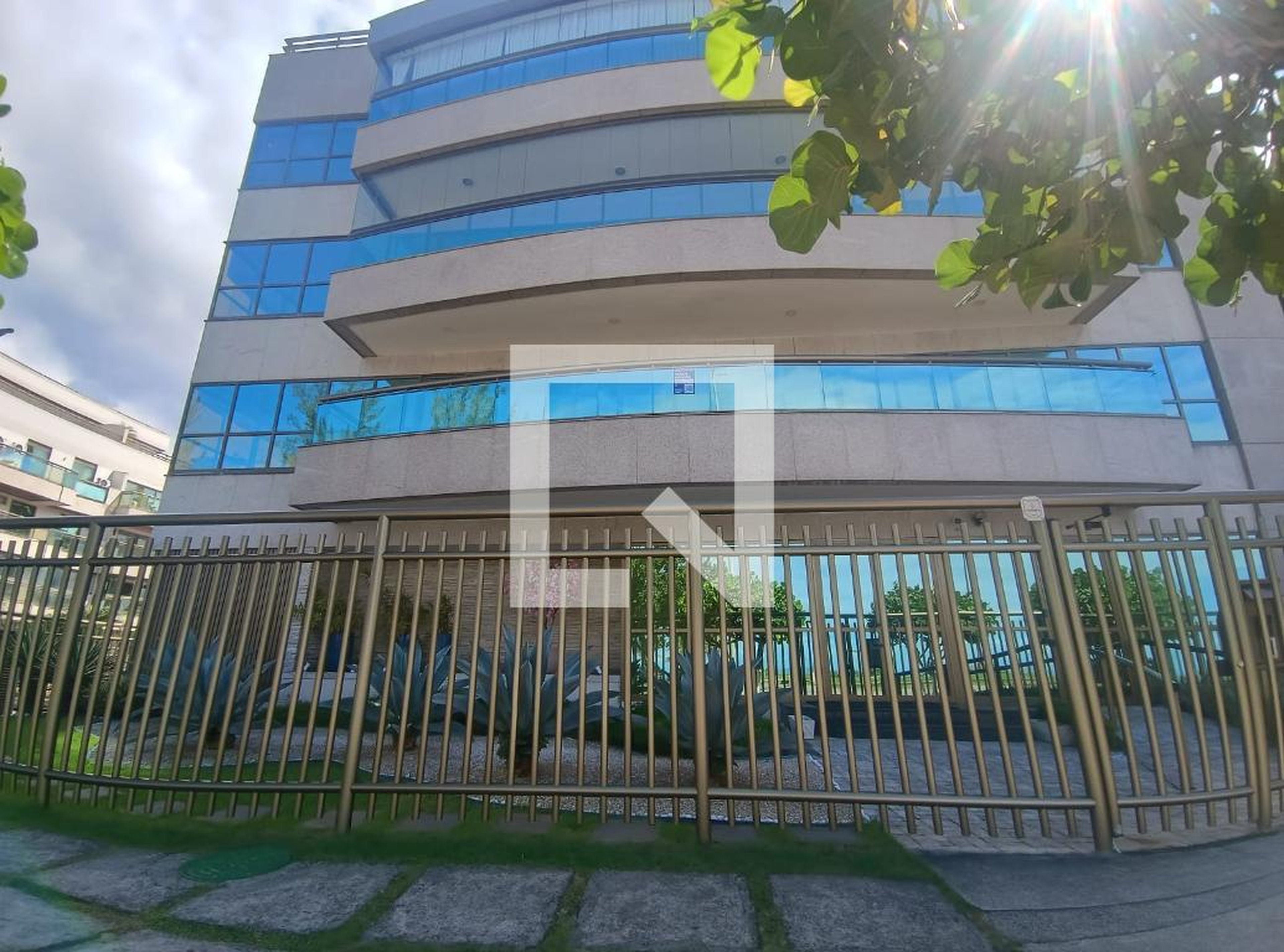 Fachada do Prédio Condomínio em Avenida Lúcio Costa, 16250