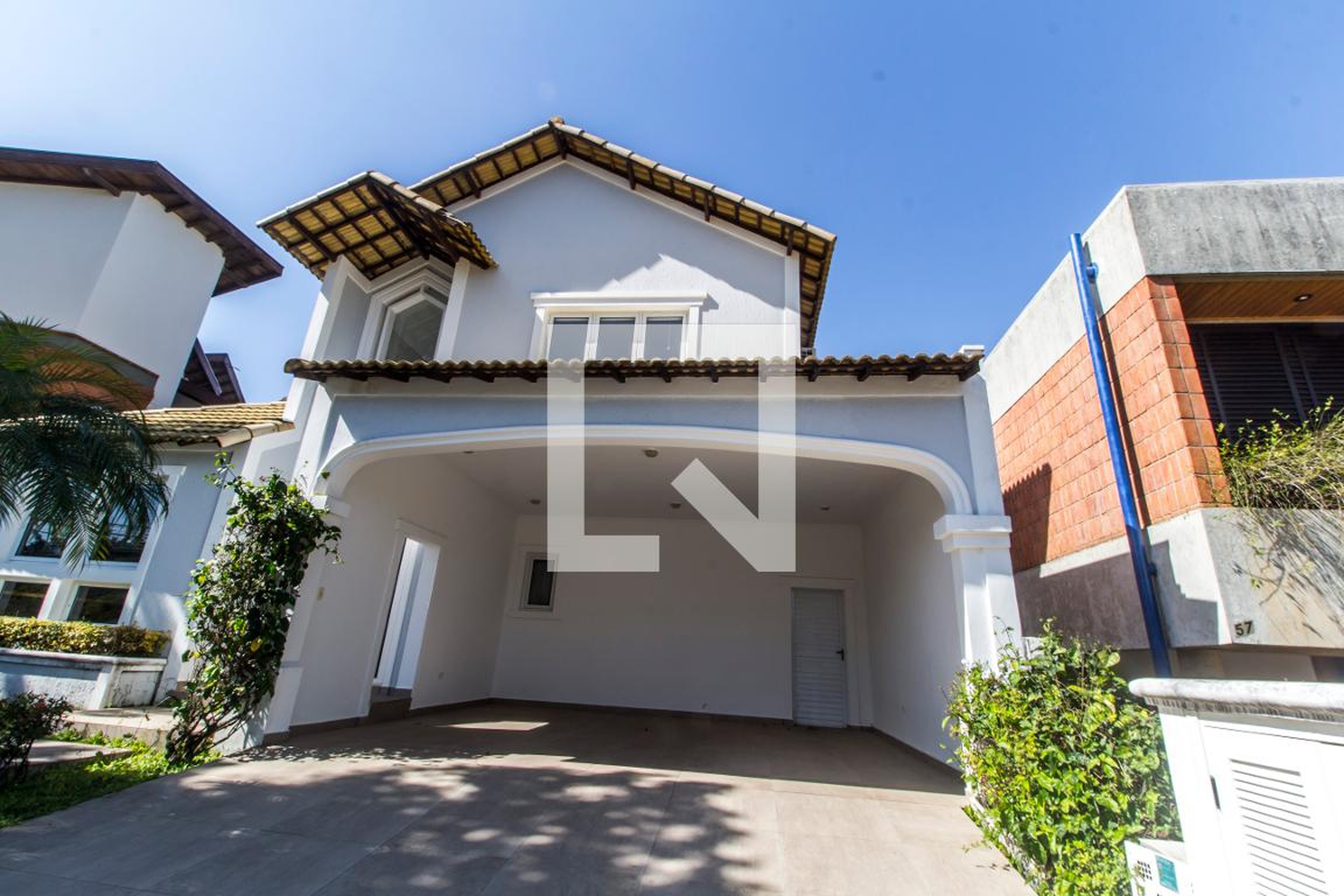 Fachada Condomínio em Alameda dos Cravos, 43