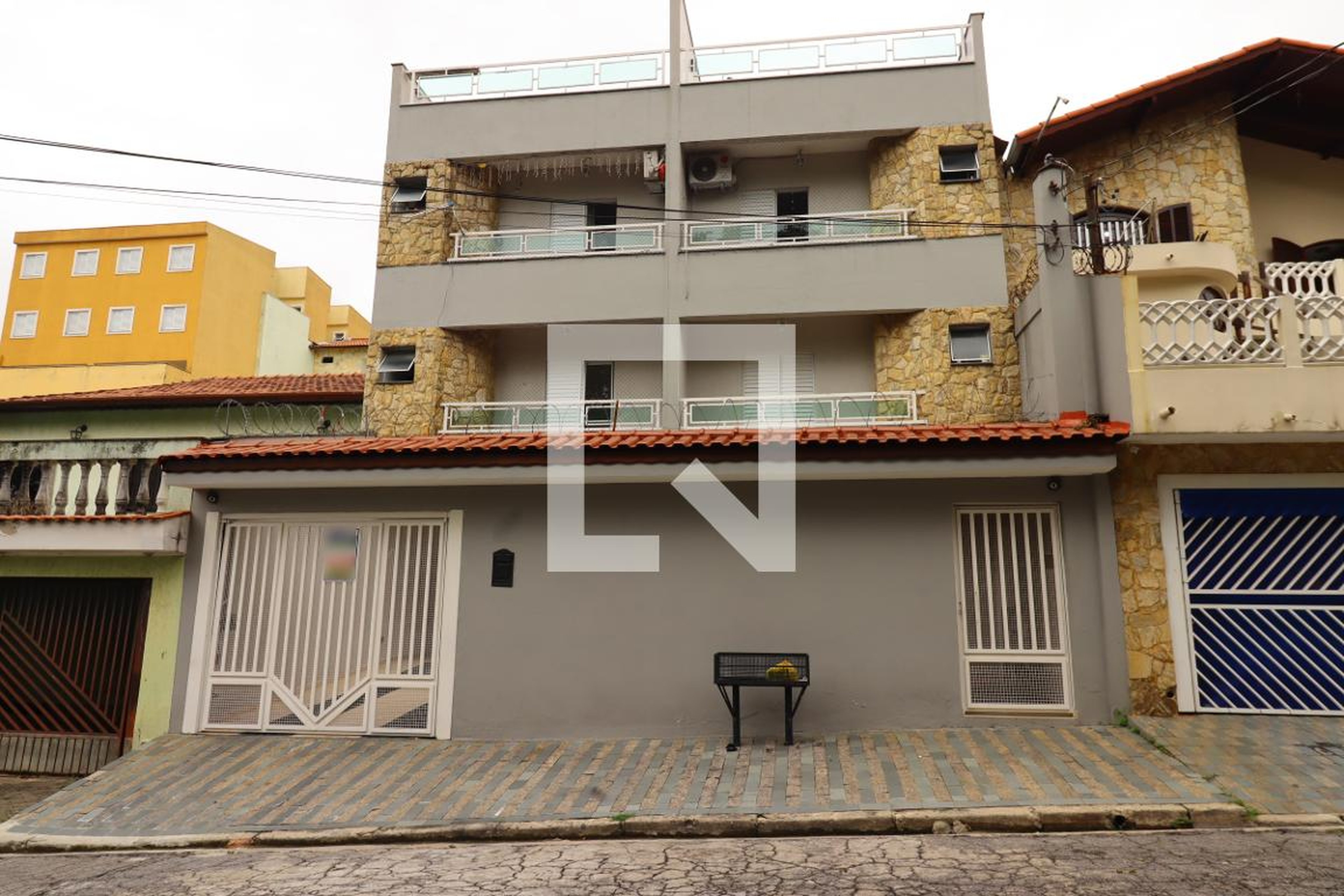 Fachada Condomínio em Rua Maria Quitéria, 130